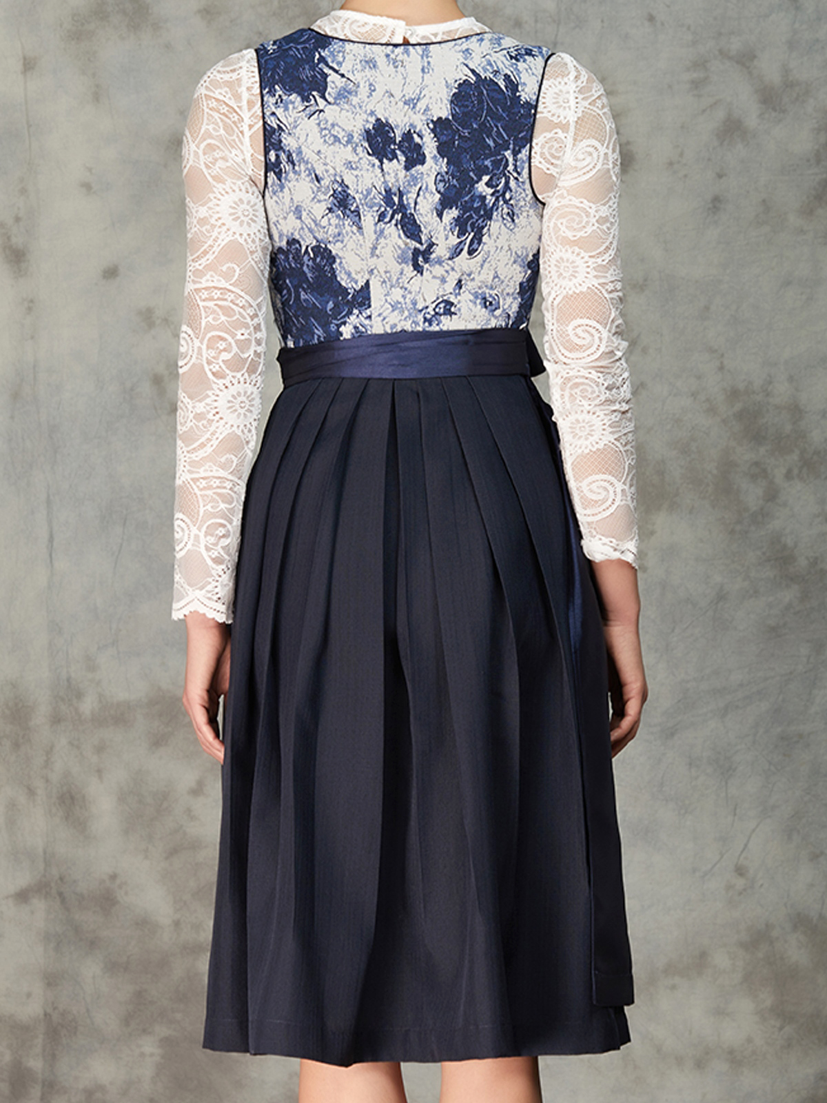 Modernes Dirndl in Blau