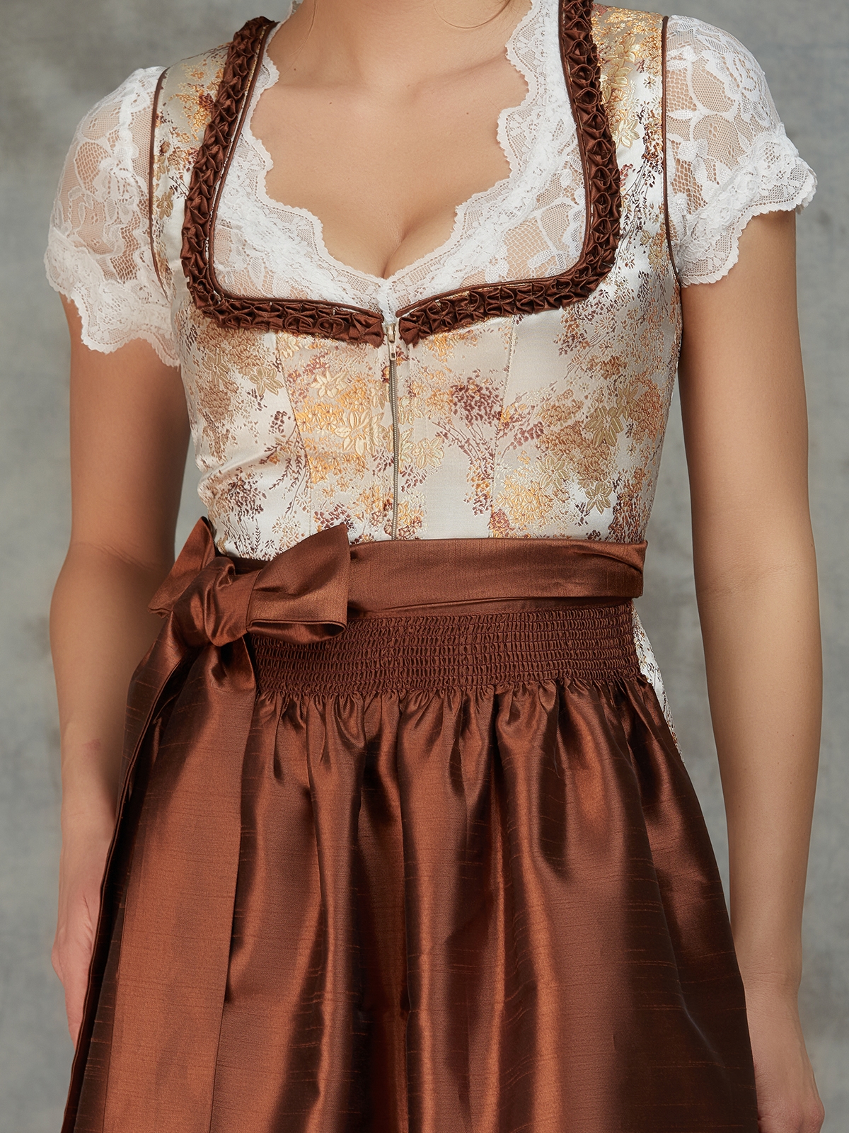 Gelbes Dirndl mit modernem Schnitt