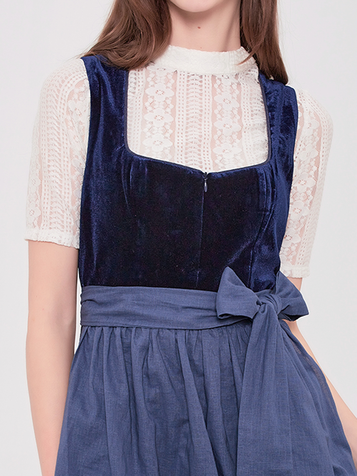 Modernes Dirndl in Blau mit langärmeliger Bluse