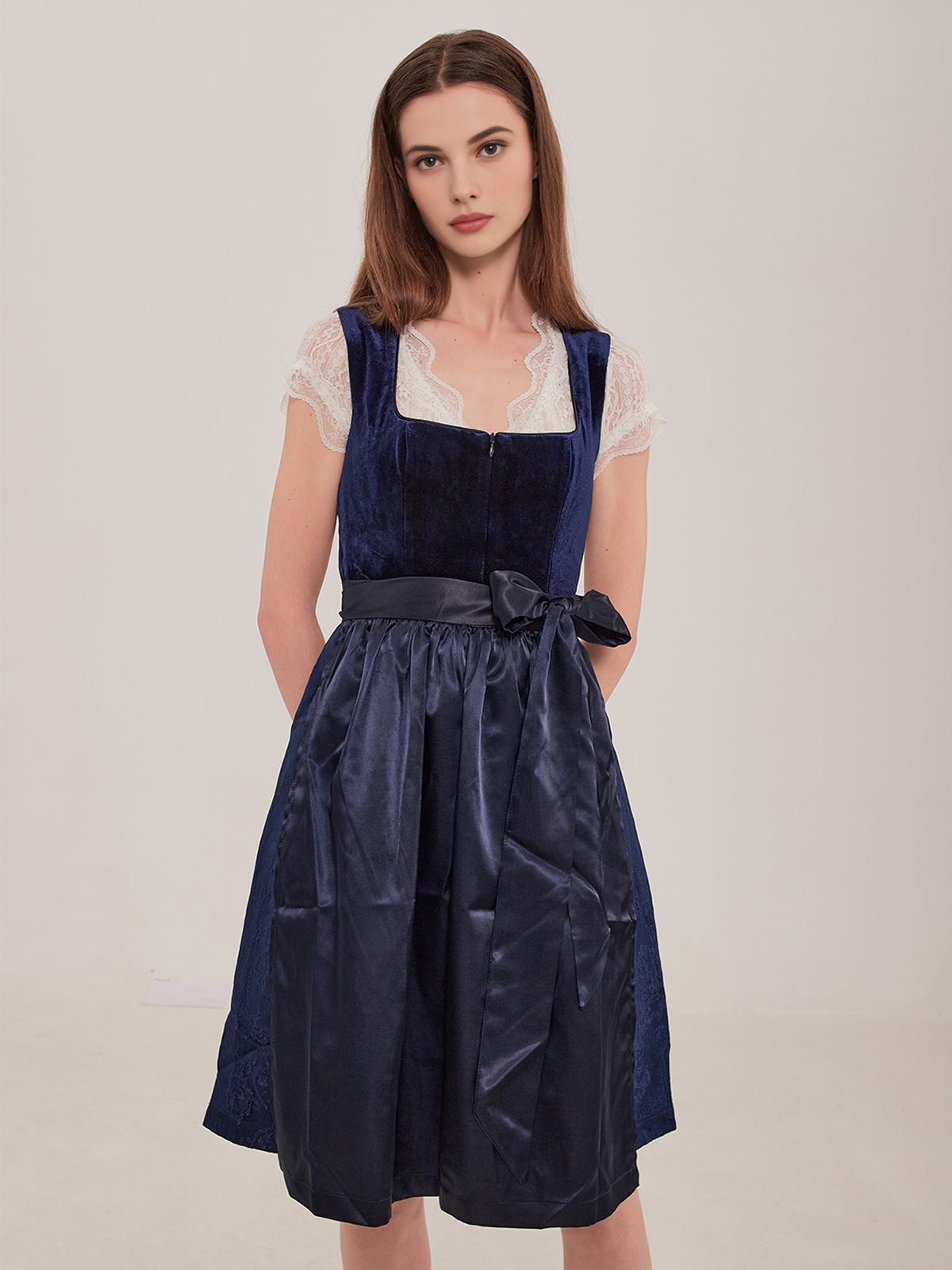 Modernes Dirndl in Blau