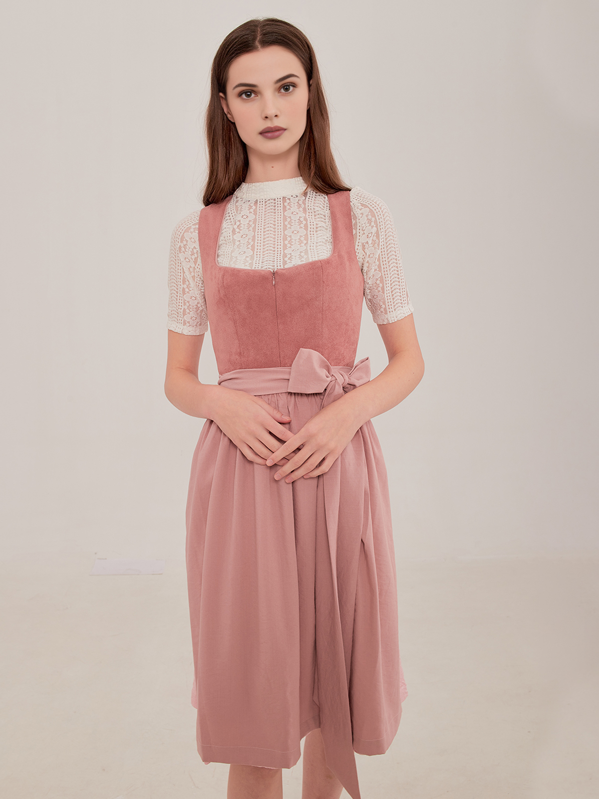 Modernes Dirndl in Rose