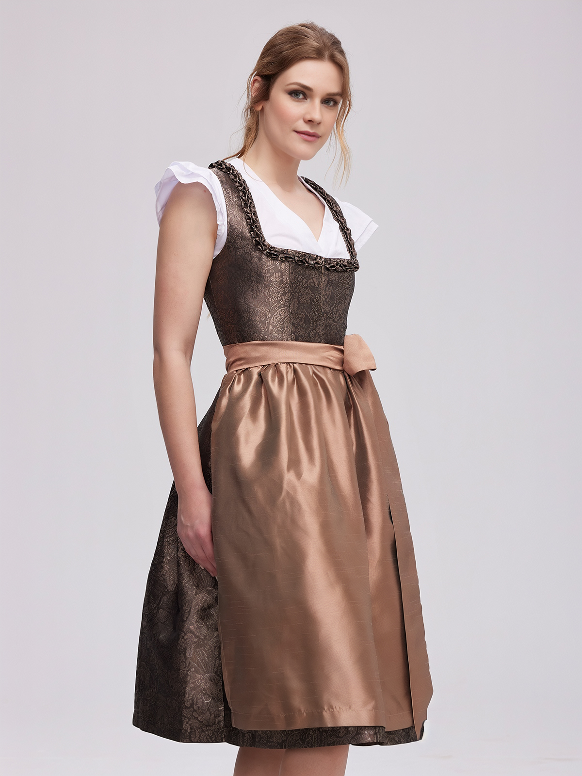Grünes Dirndl mit traditionellem Schnitt