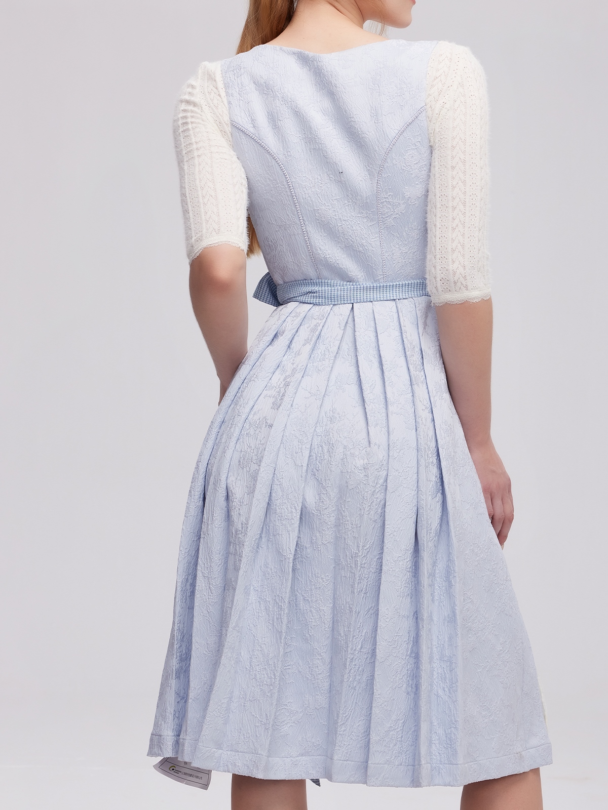 Dirndl Frau in blauem Dirndl
