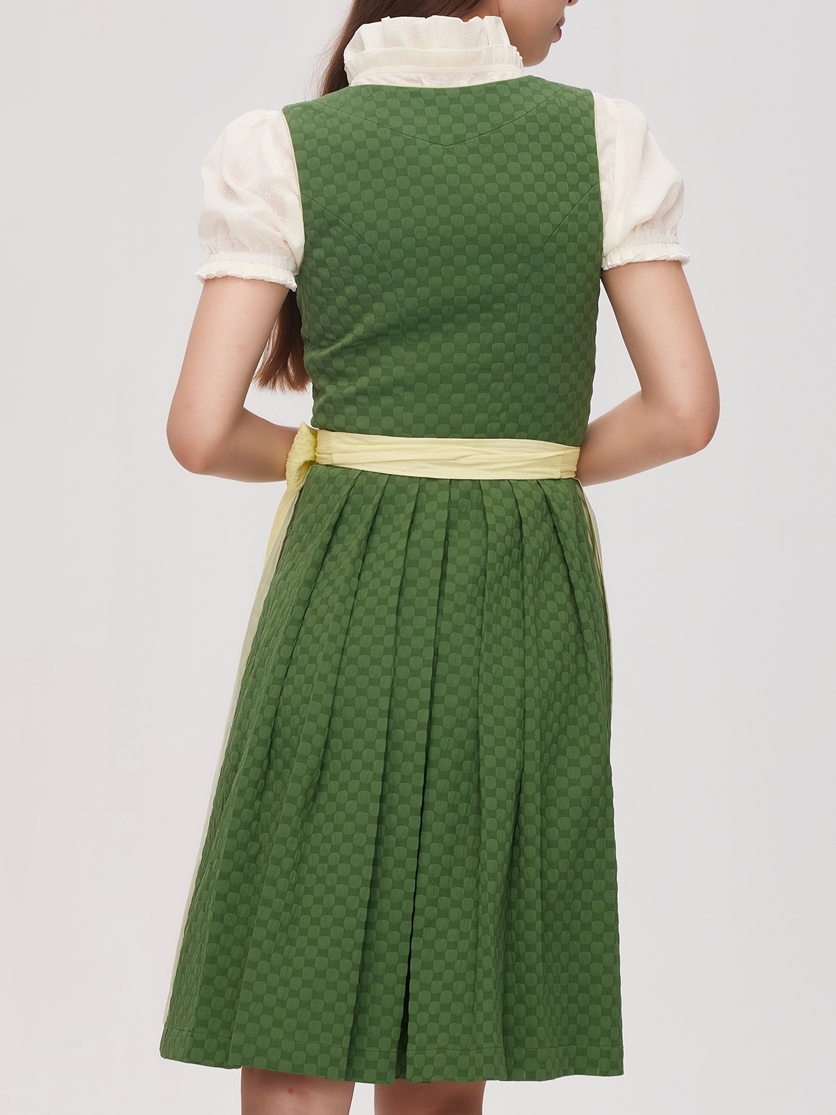 Modernes Dirndl in Grün mit zeitgemäßem Schnitt