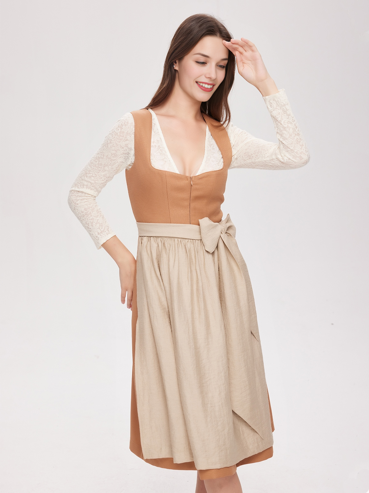 Modernes Dirndl in Orange mit traditionellen Elementen