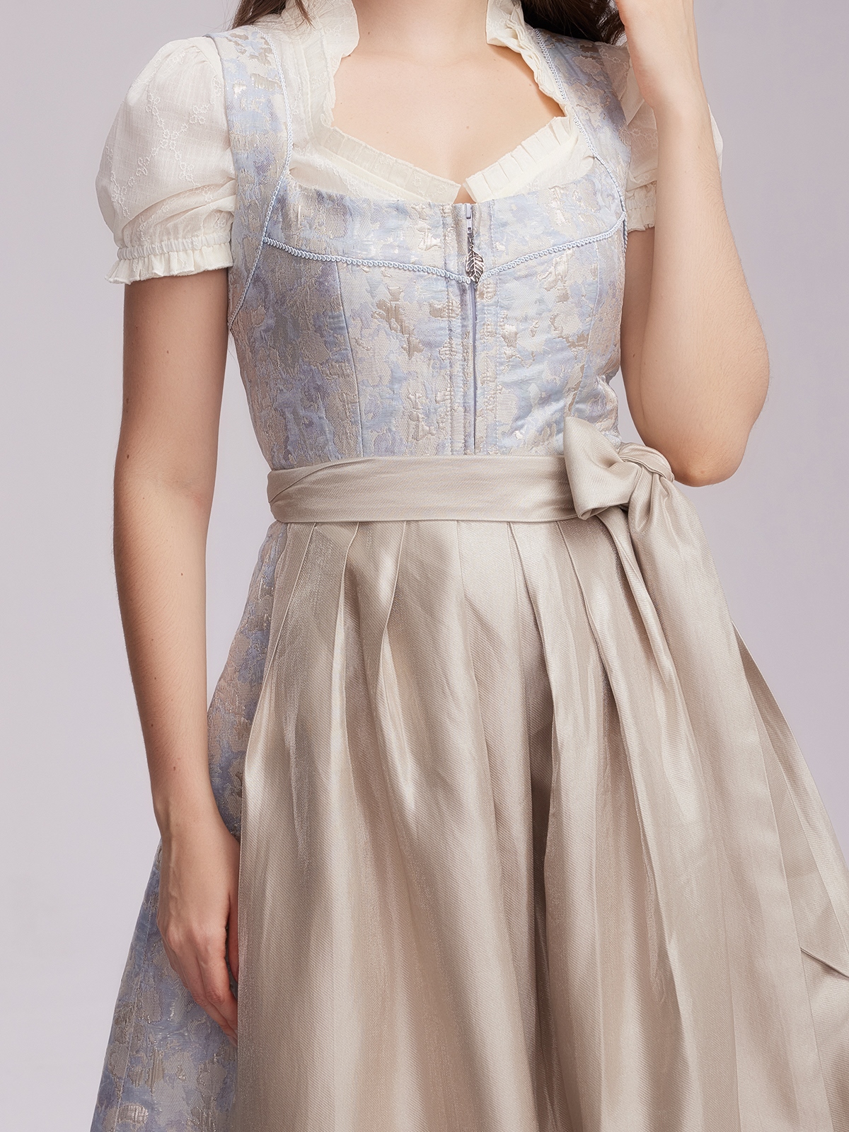 Modernes Dirndl in Blau mit figurbetonter Silhouette