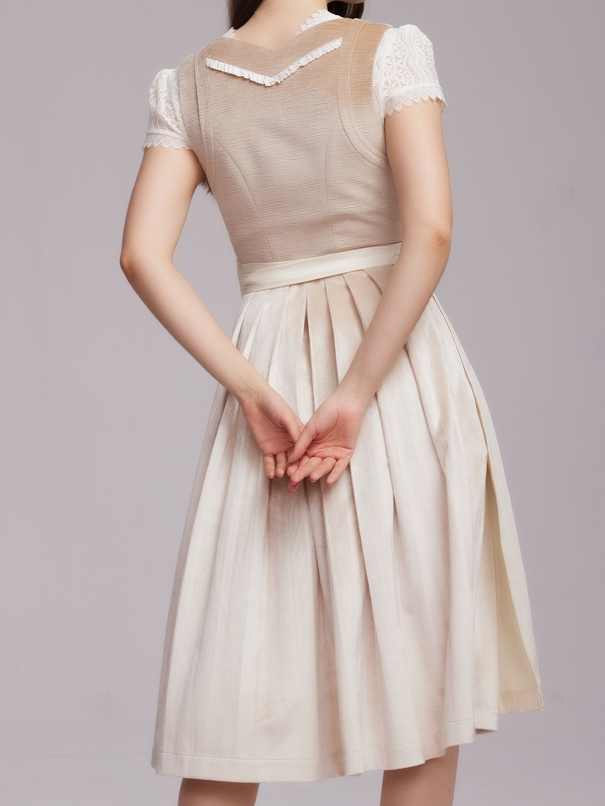 Ein elegantes braunes Dirndl mit floralen Details