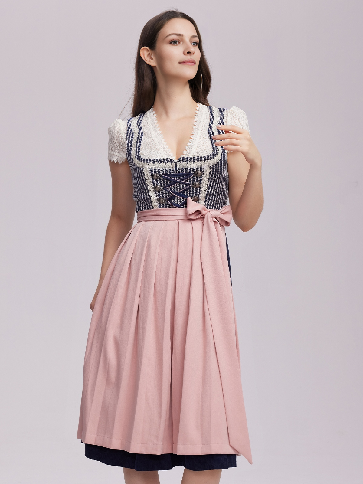 Ein elegantes blaues Dirndl mit traditioneller Schürze