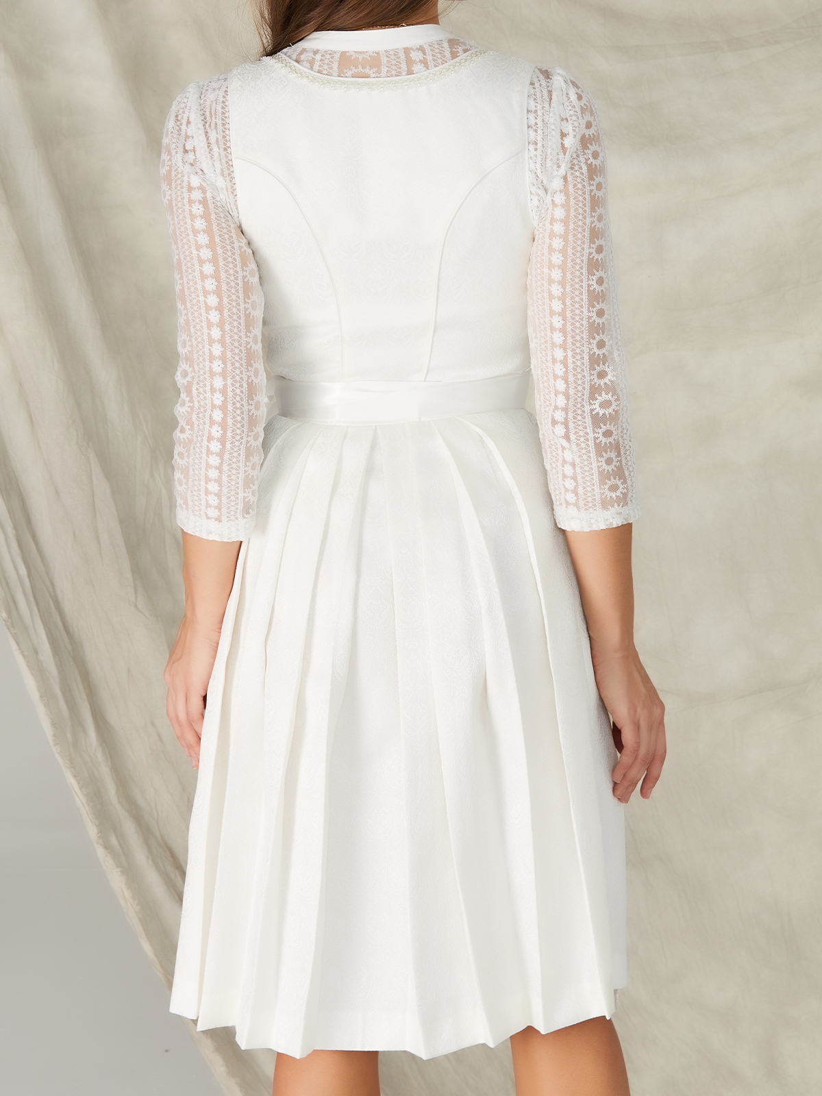 Dirndl in Braun mit weißer Schürze