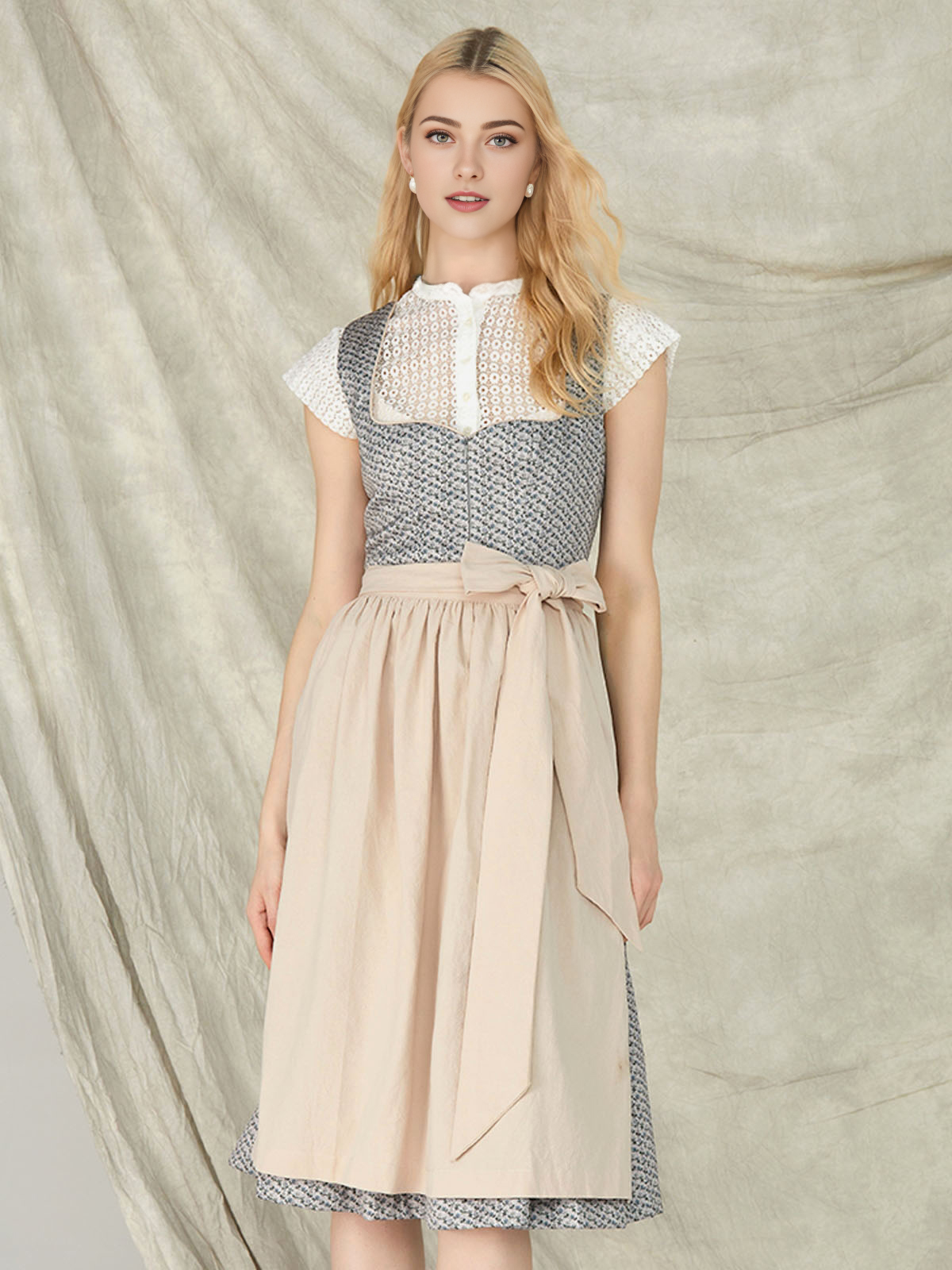 Dirndl samt blau – zeitlose Eleganz