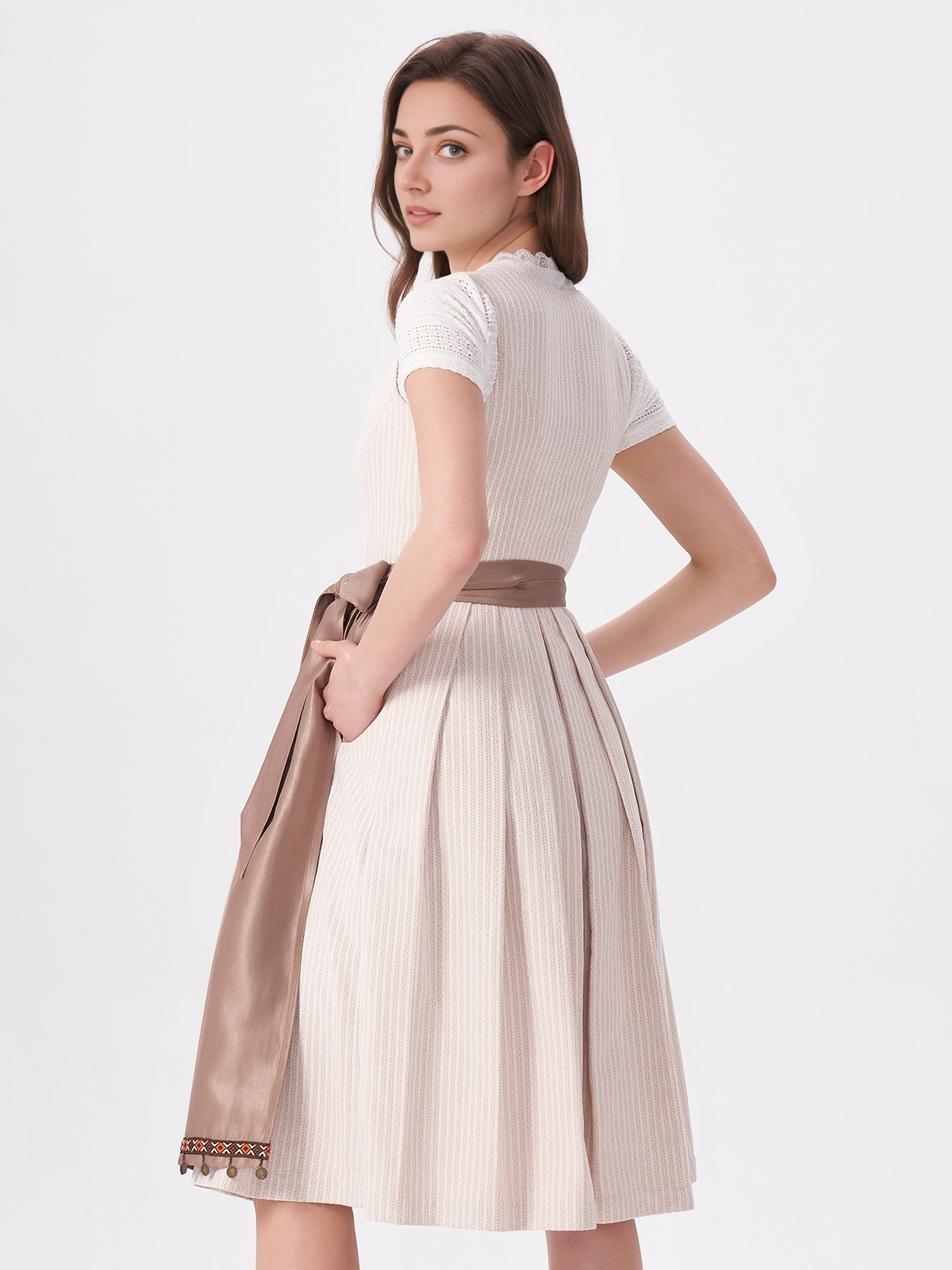 Graues Dirndl mit feinen Stickereien