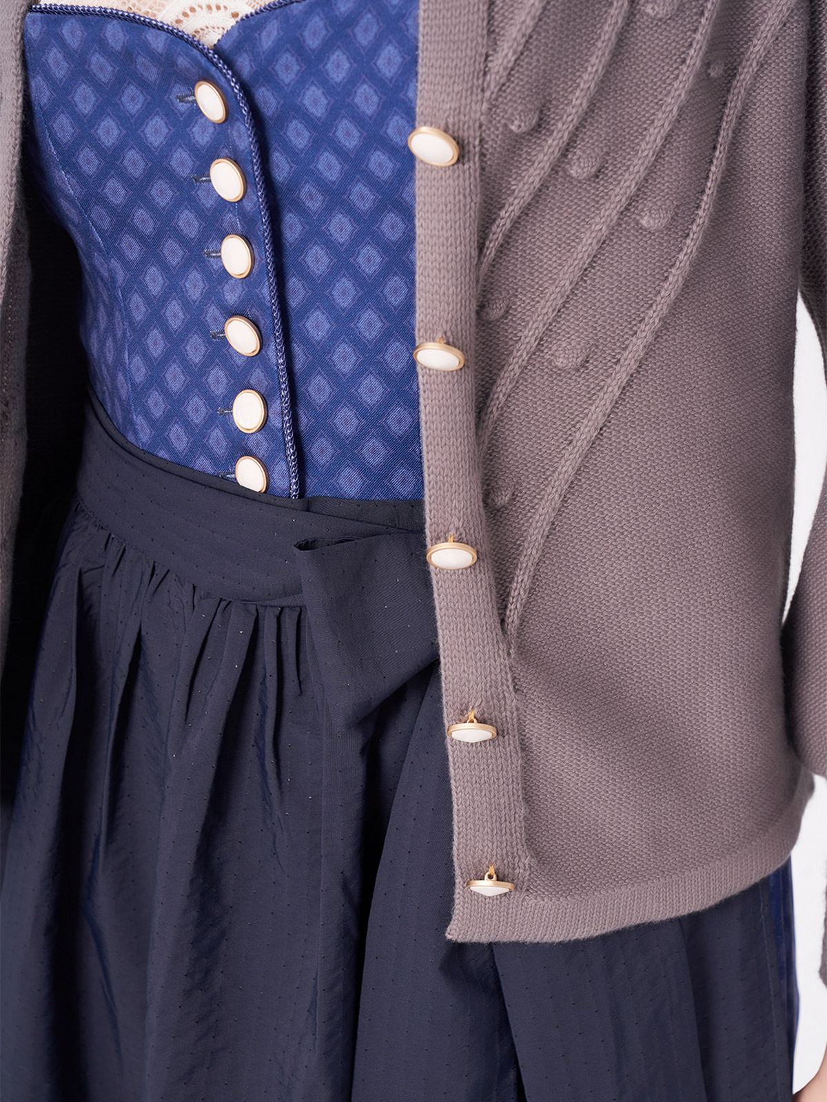 Modernes Dirndl Outfit mit Sneakern