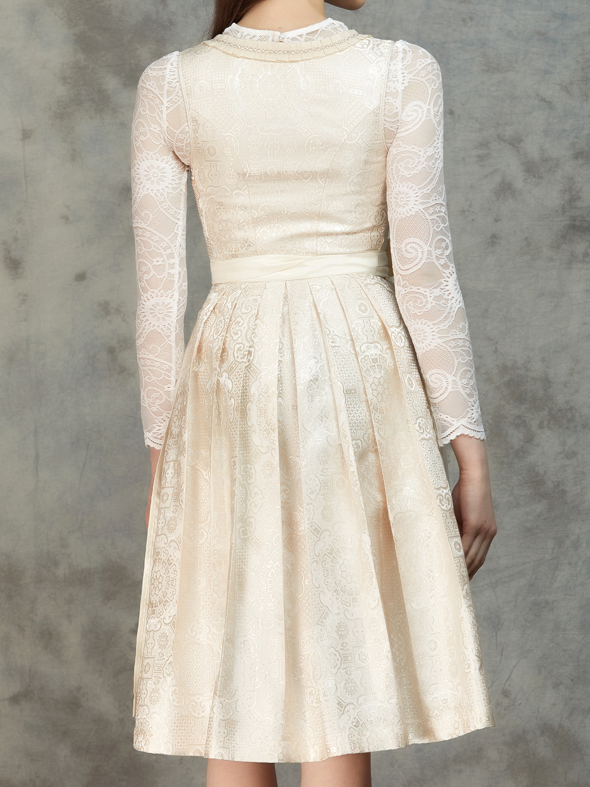 Modernes Dirndl in Weiß