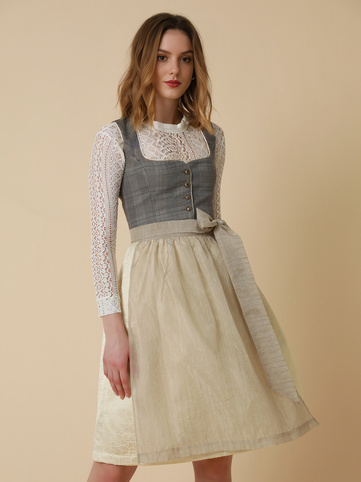 Dirndl in Grau – ein ähnlich elegantes Modell