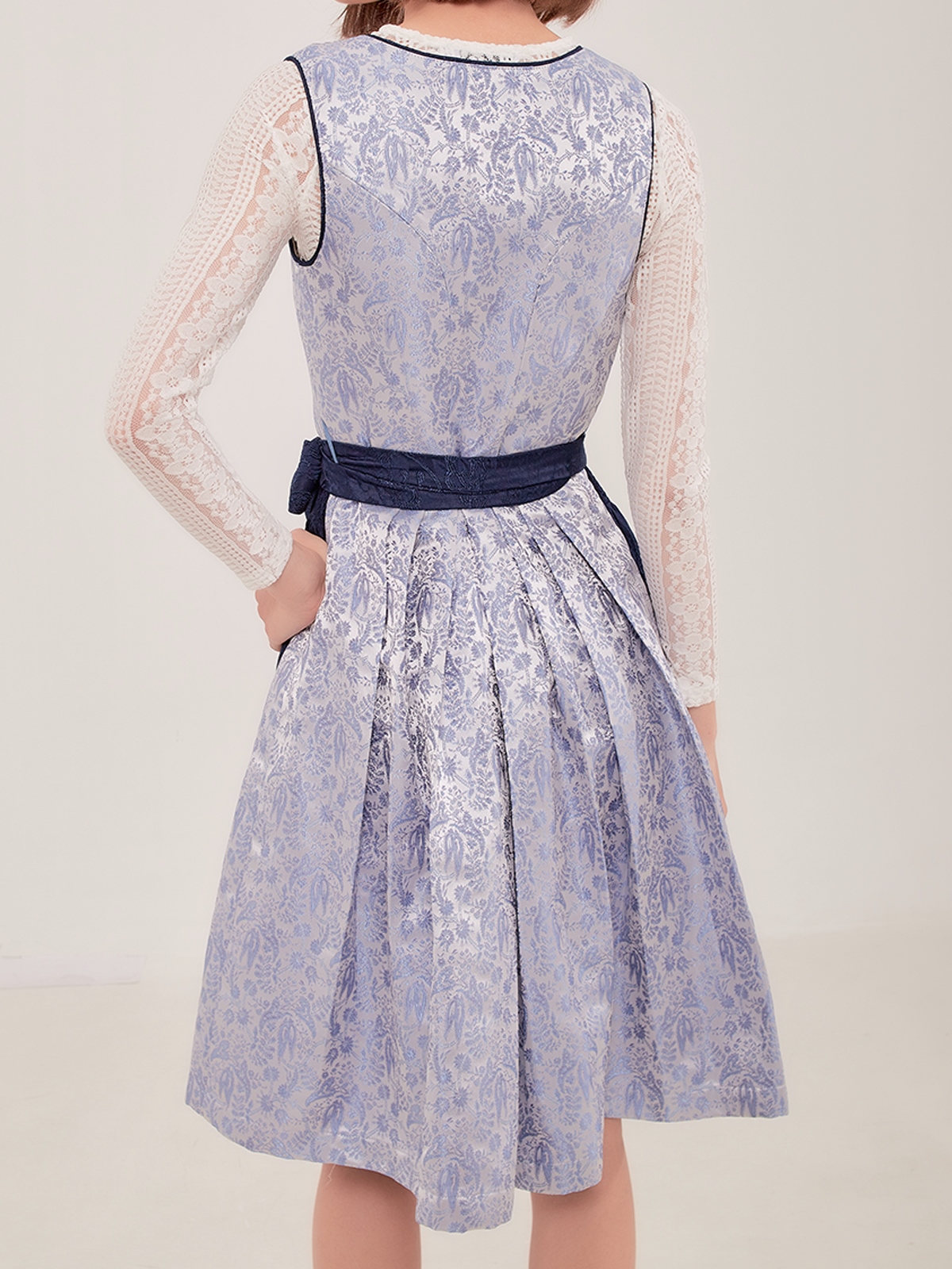 Dirndl in Blau mit eleganter Bluse