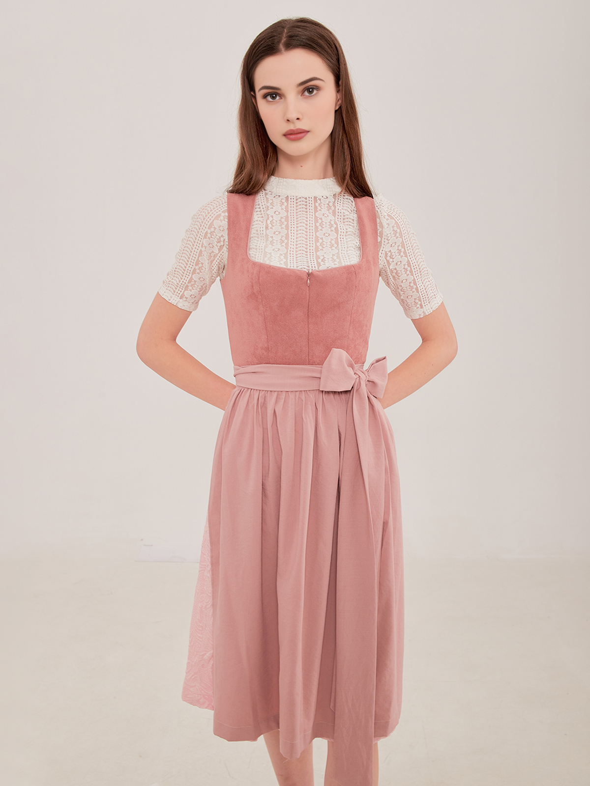 Rosa Ja Mei Dirndl mit floralen Details
