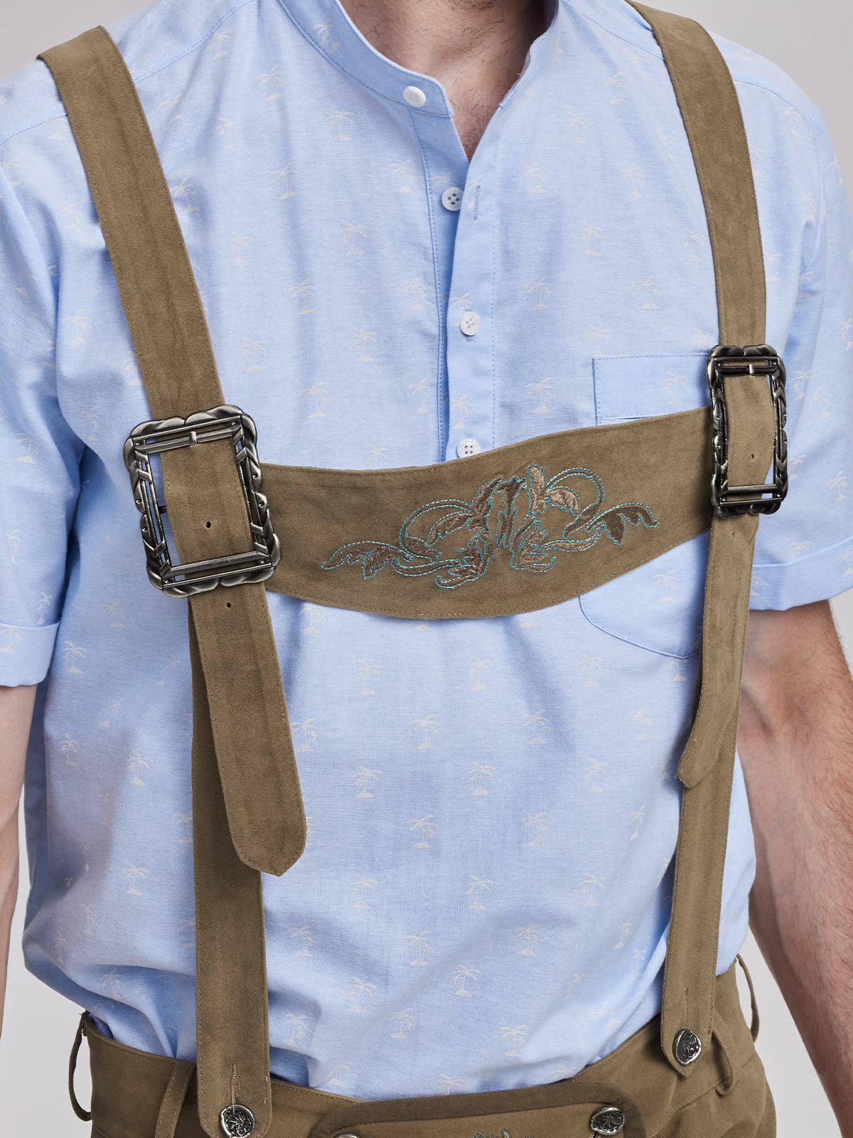 Traditionelles Dirndl in Braun