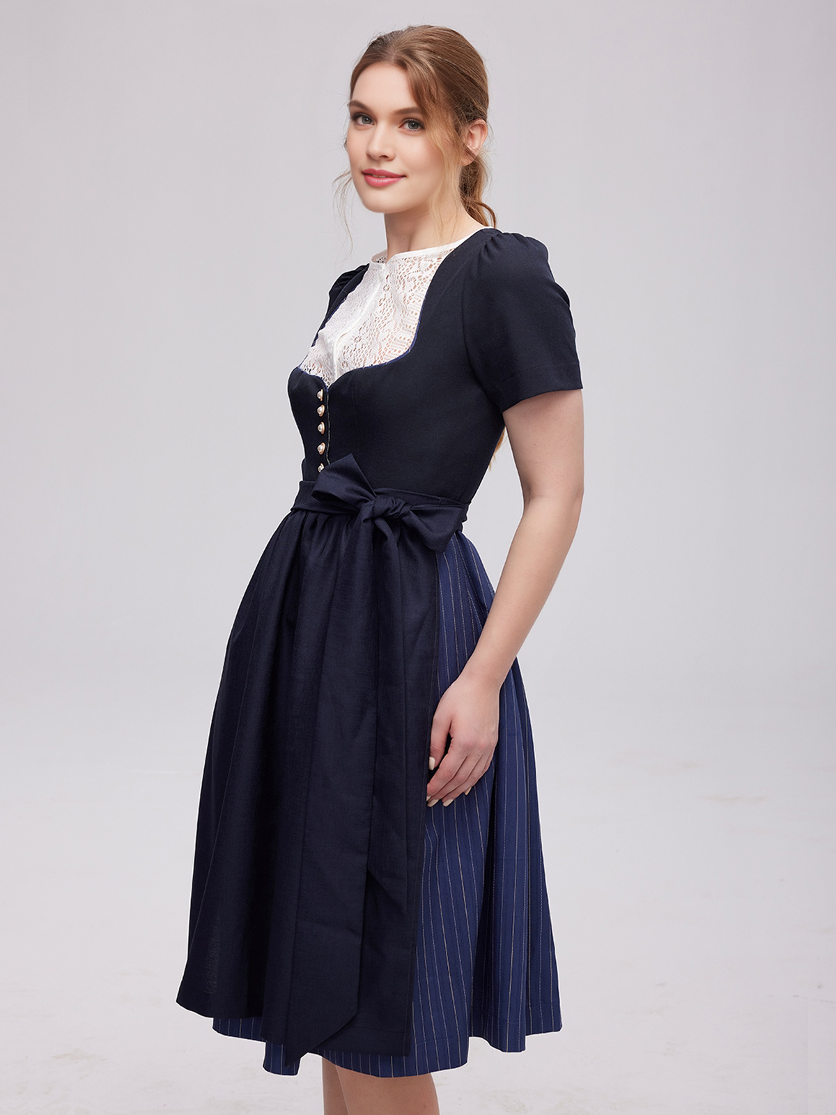 Dirndl in Blau – stilvoll und traditionell