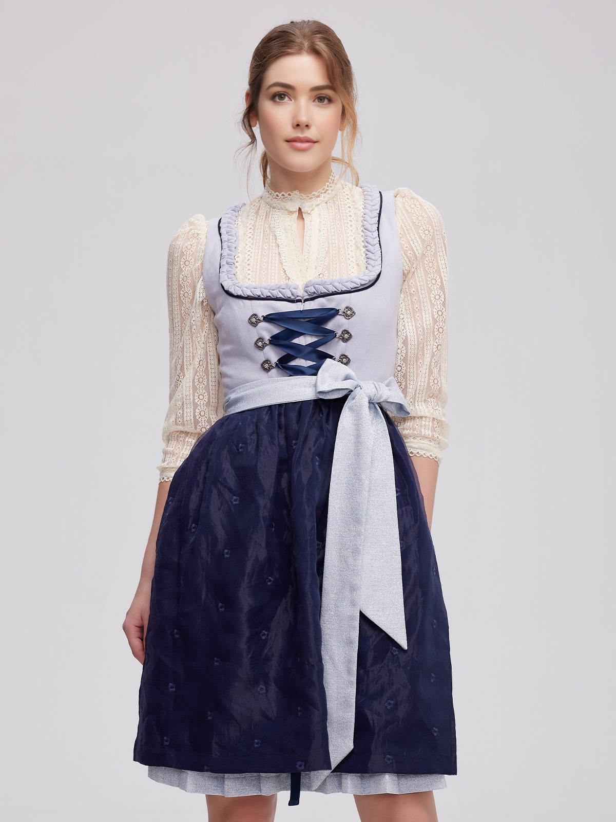 Dirndl Hellblau Samt – Eleganz in Blau