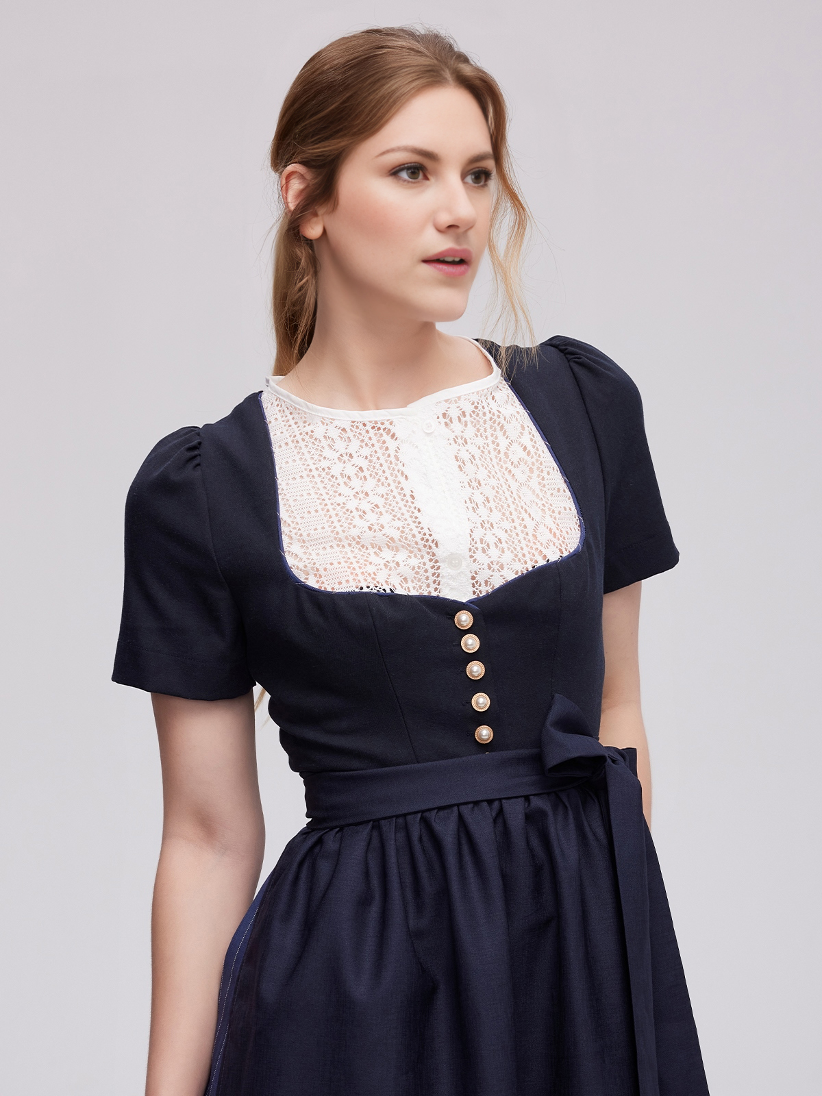 Rot-schwarzes Dirndl mit blauer Schürze