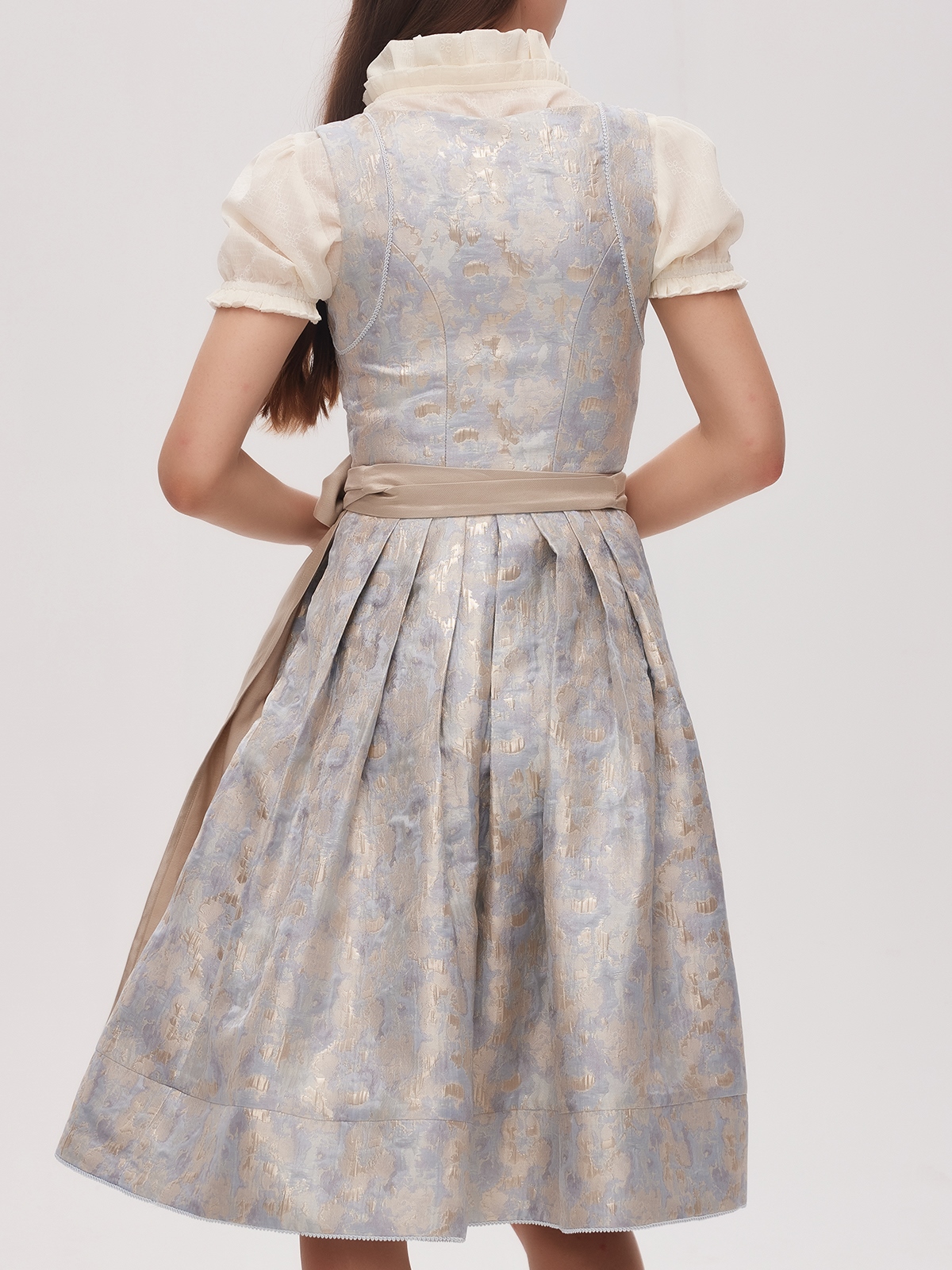 Modernes blaues Dirndl mit traditionellen Elementen