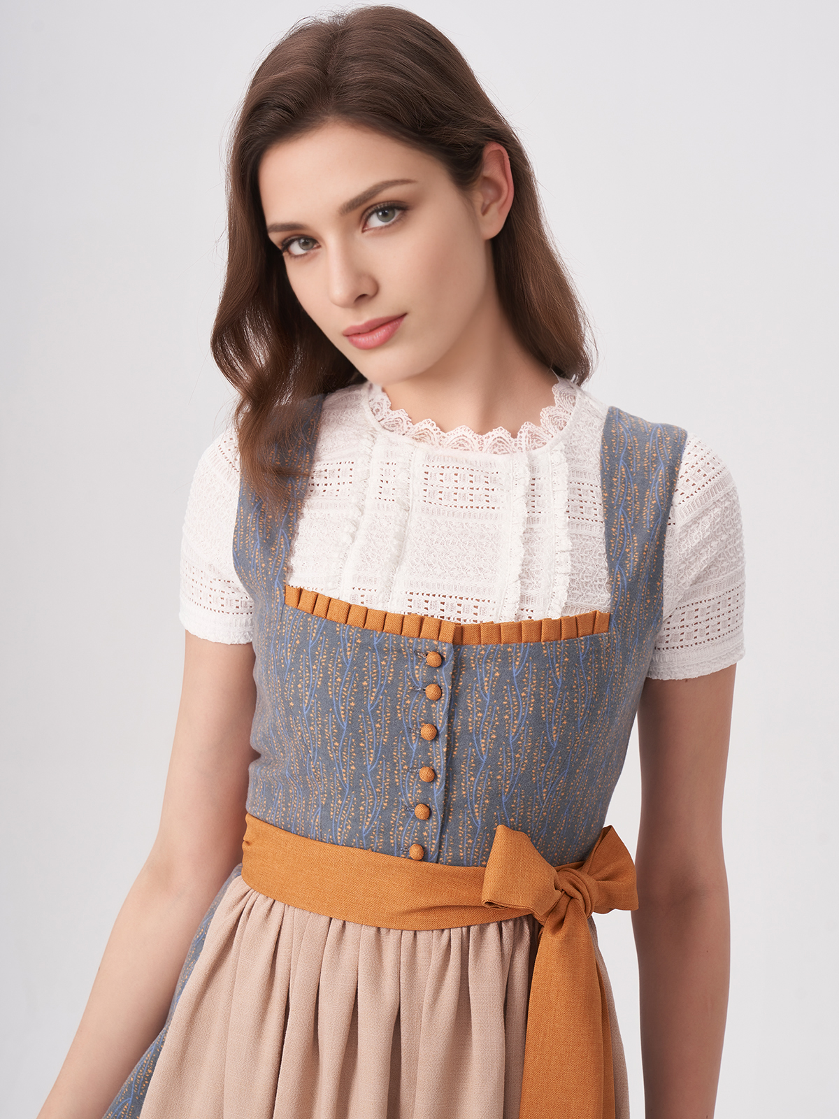 Modernes Dirndl in Braun und Blau