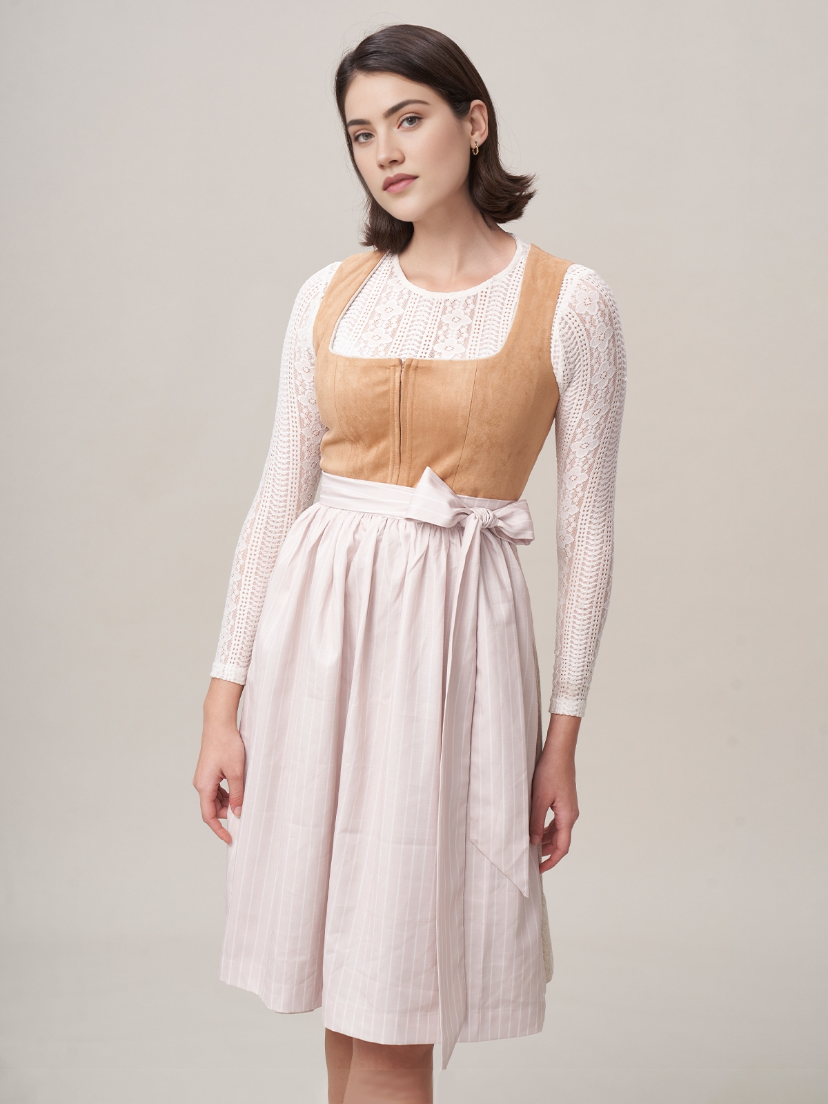 Modernes Dirndl in Braun