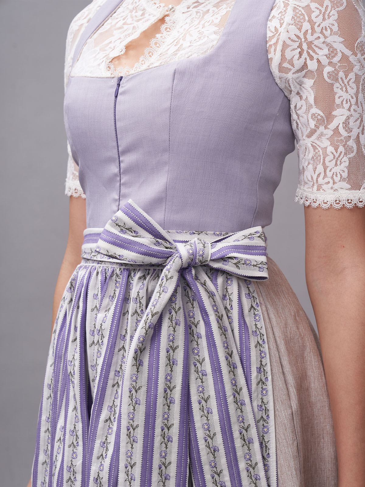Dunkelgrünes Dirndl Samt in eleganter Silhouette