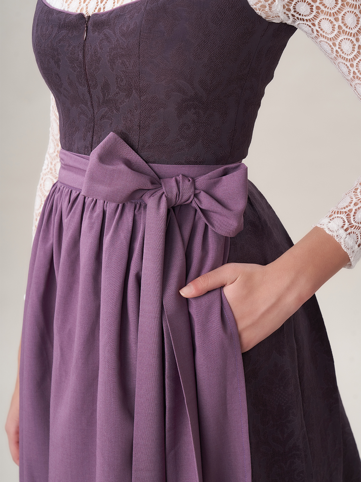 Elegantes lila Dirndl mit floralen Details