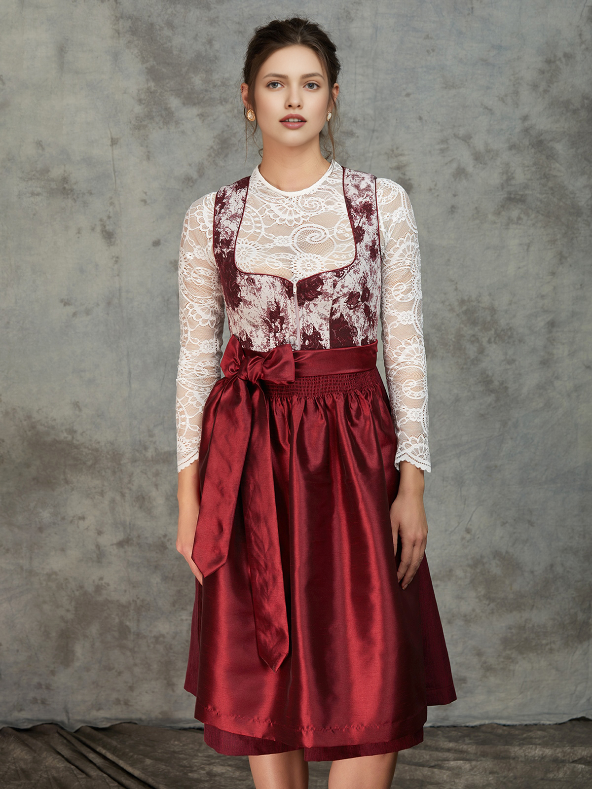 Langärmelige Dirndlbluse in Rot