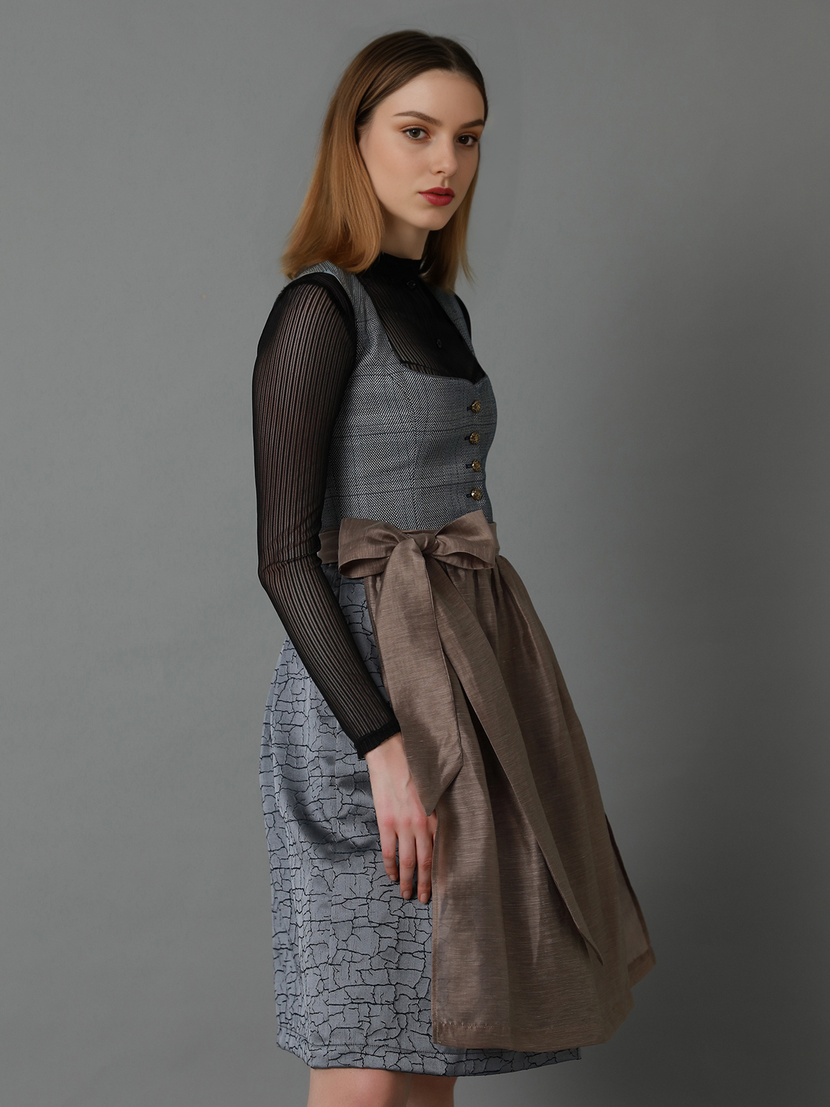 Graues Dirndl in eleganter Ausführung