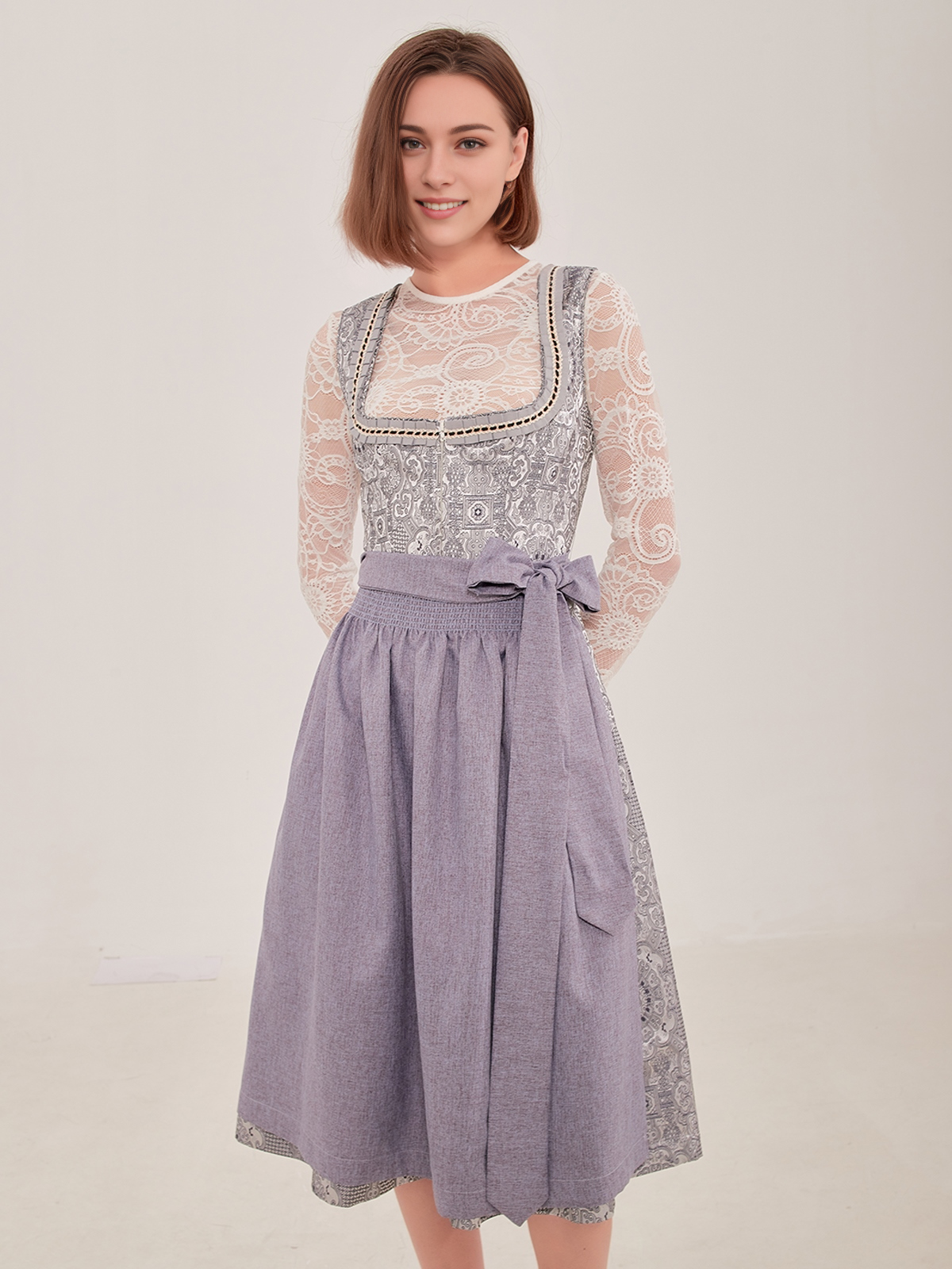 Graues Dirndl mit modernem Schnitt