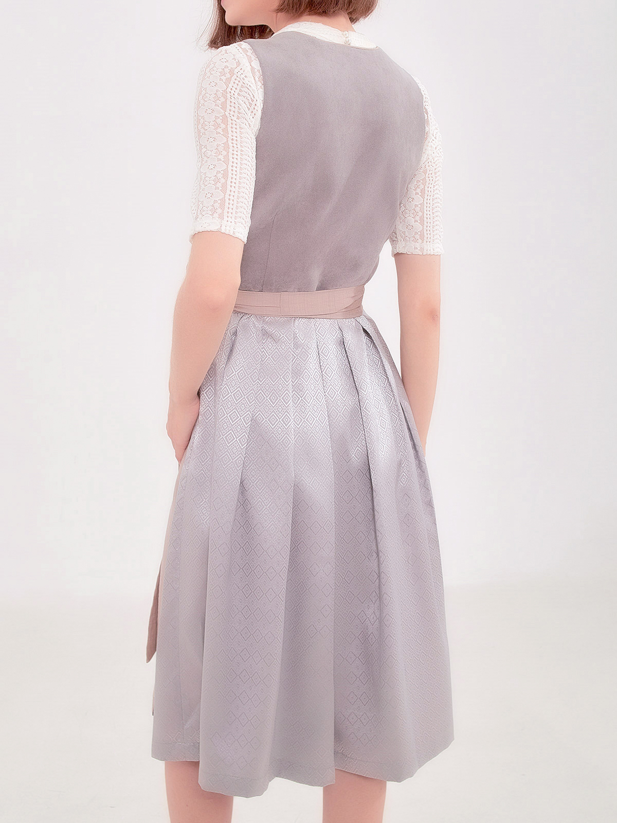 Ein elegantes schwarzes Samt-Dirndl mit grazilen Details