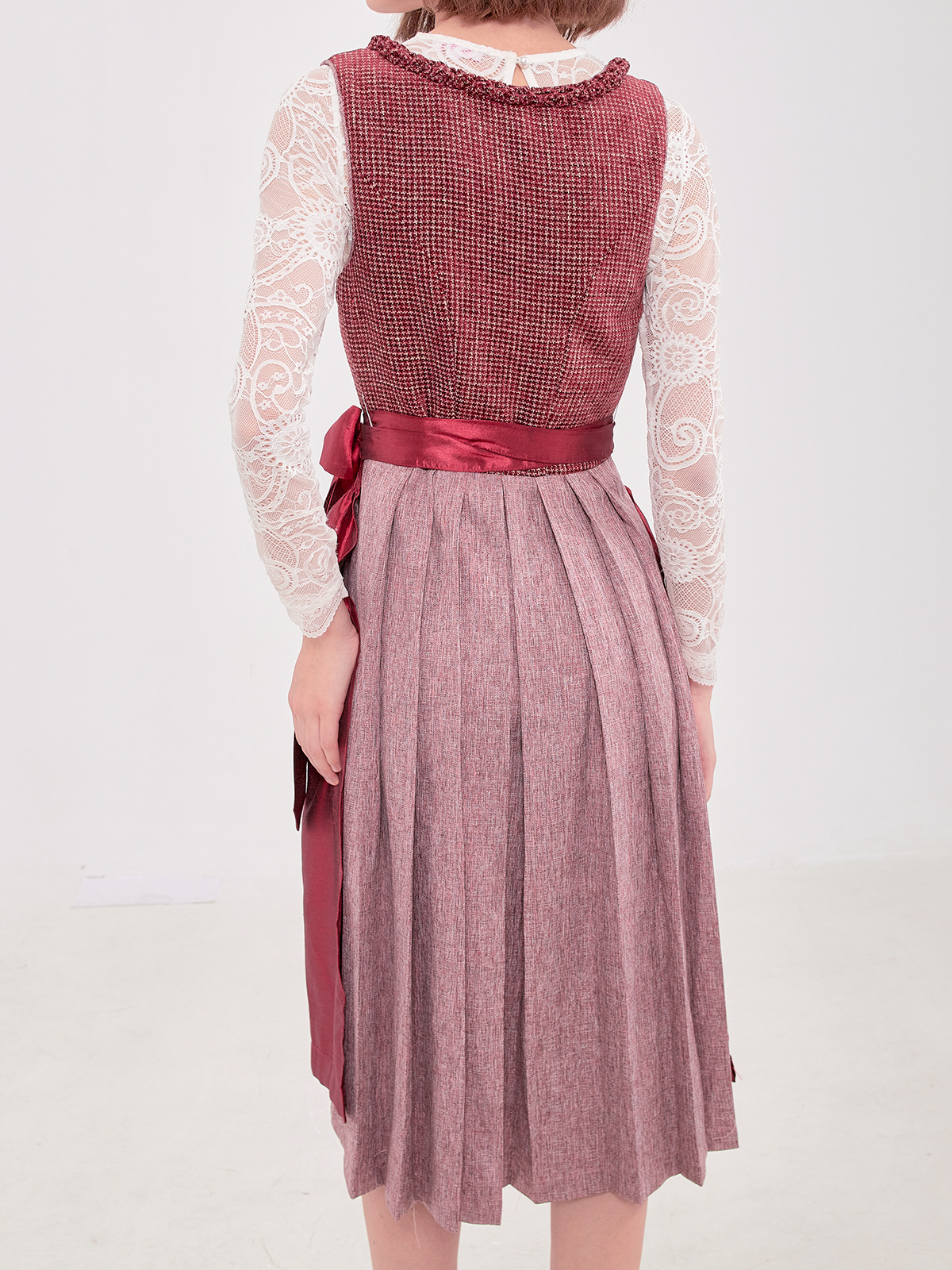 Gelbes Dirndl mit floralen Details