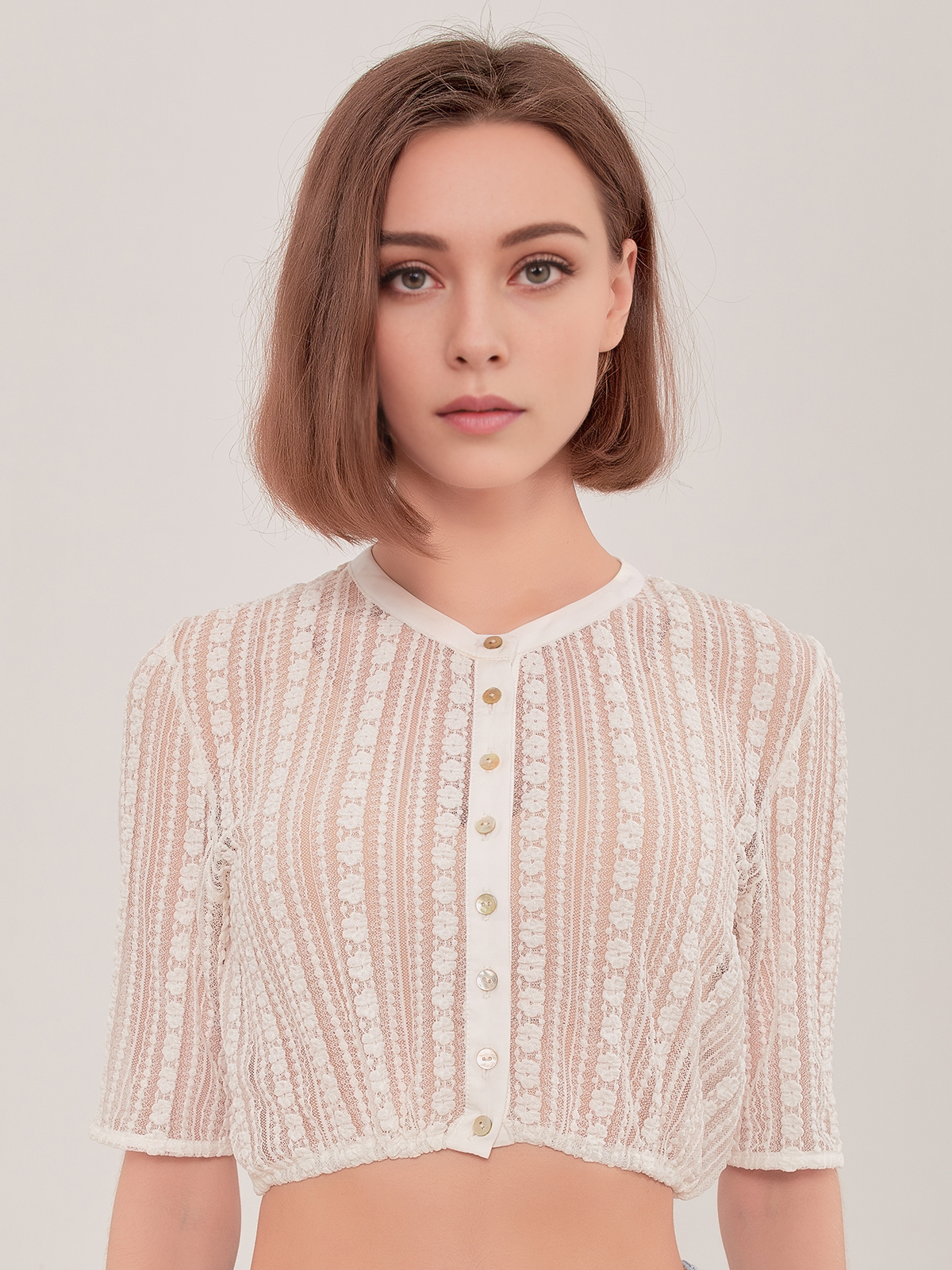 Elegante weiße Dirndlbluse mit Spitzenverzierung