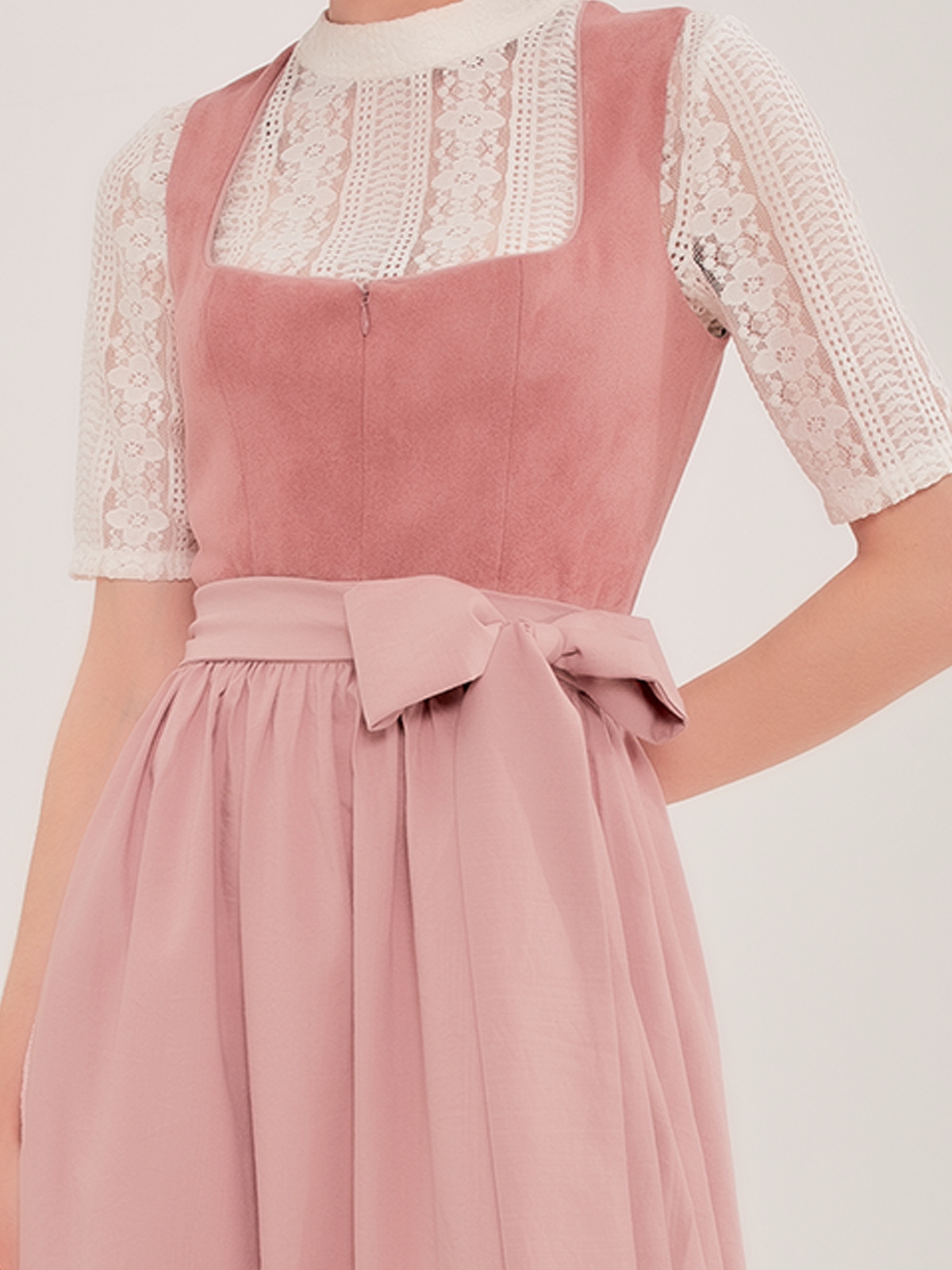 Dirndl in Rosa mit modernem Schnitt