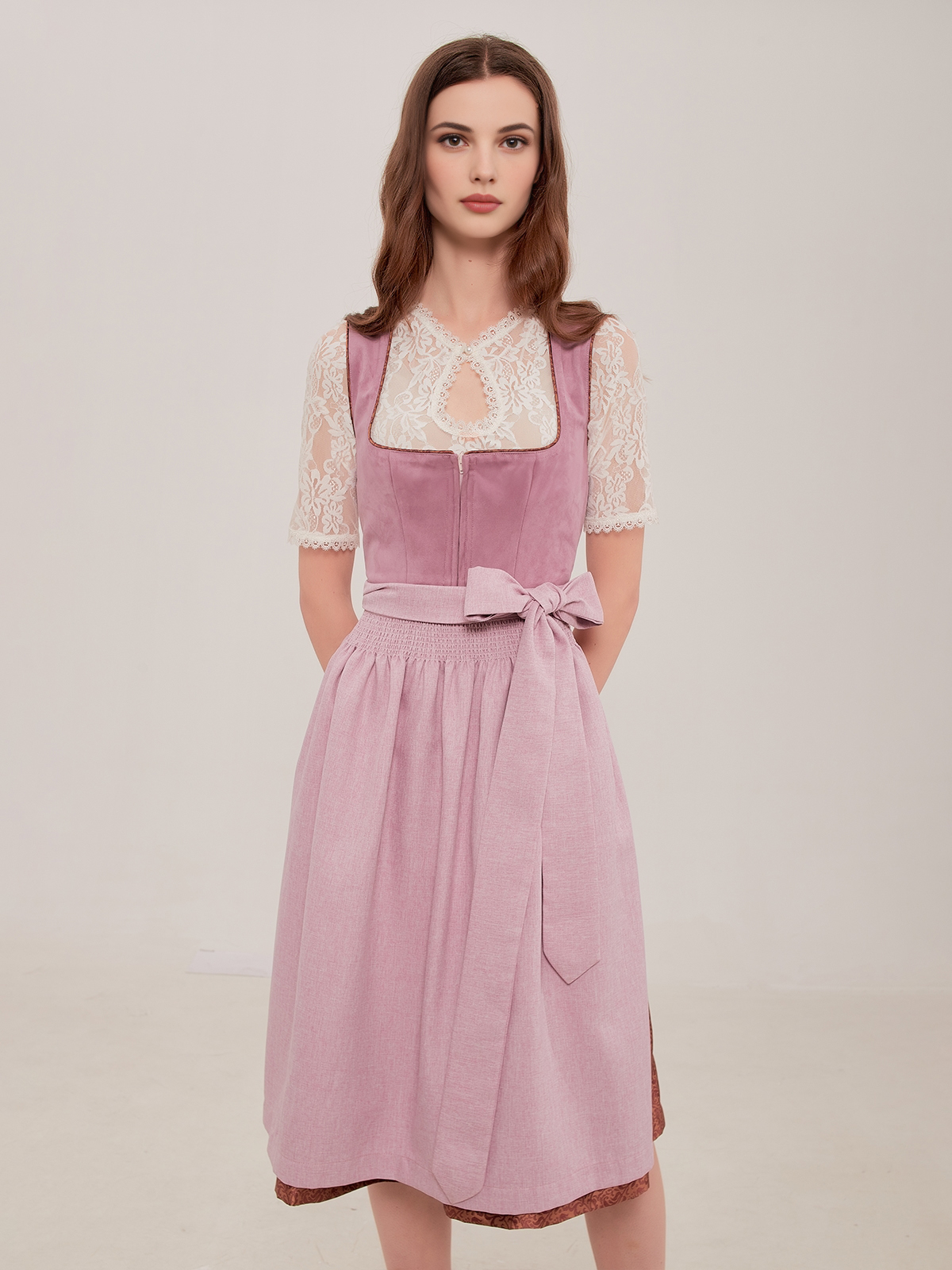 Dirndl mit Langarmbluse in Lila