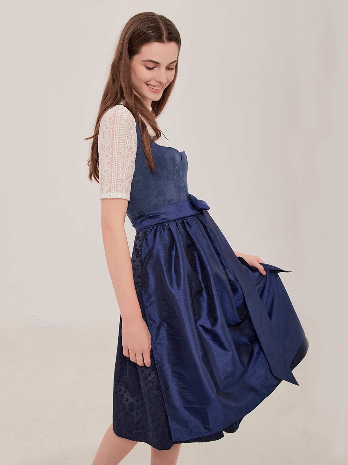 Modernes Dirndl in Dunkelrot mit blauer Bluse