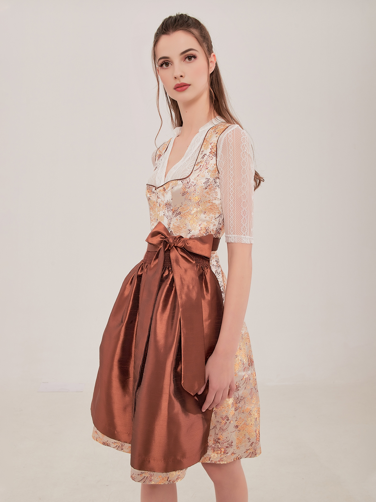 Modernes Dirndl in Gelb – perfekt für den urbanen Style