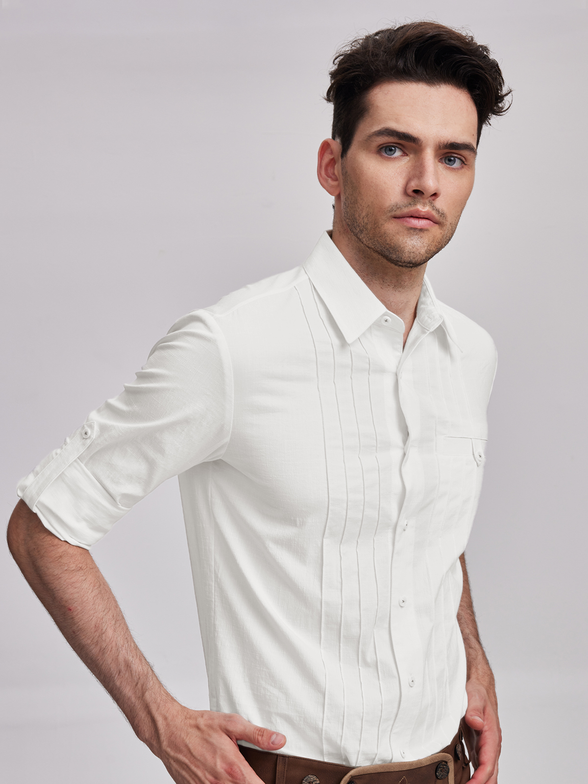 Dirndl in Weiß mit traditioneller Schürze