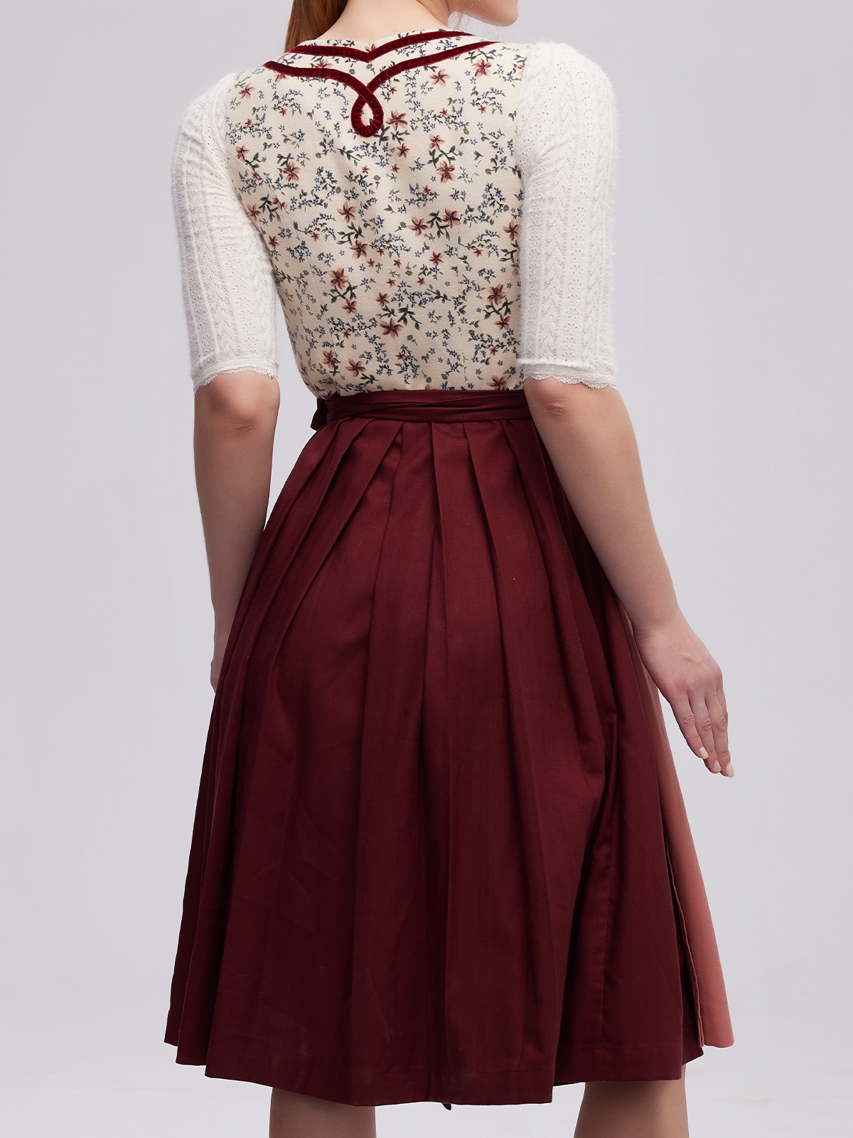 Rot Schwarz Dirndl – Eleganz und Tradition