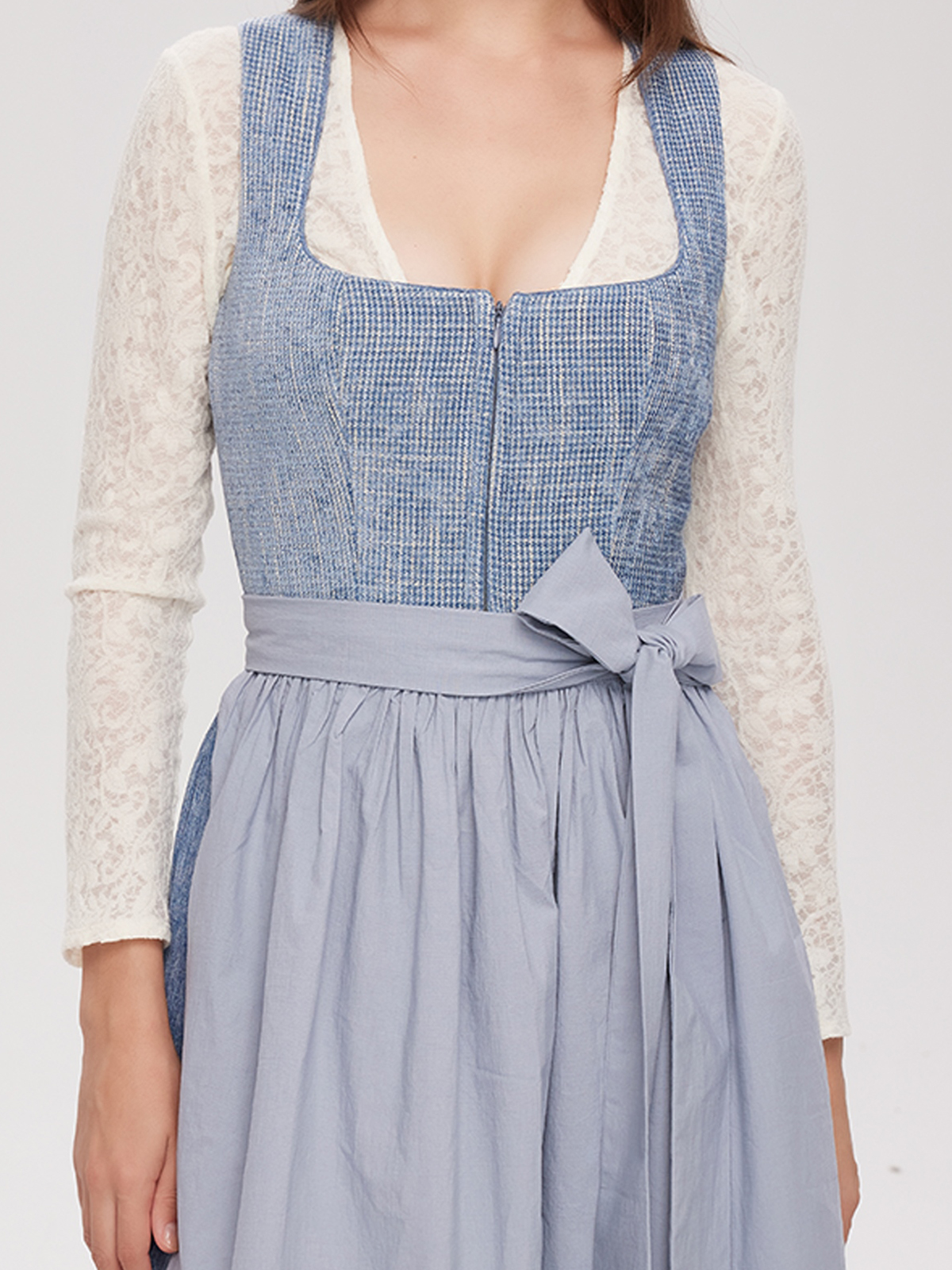 Modernes blaues Dirndl mit feinen Stickereien