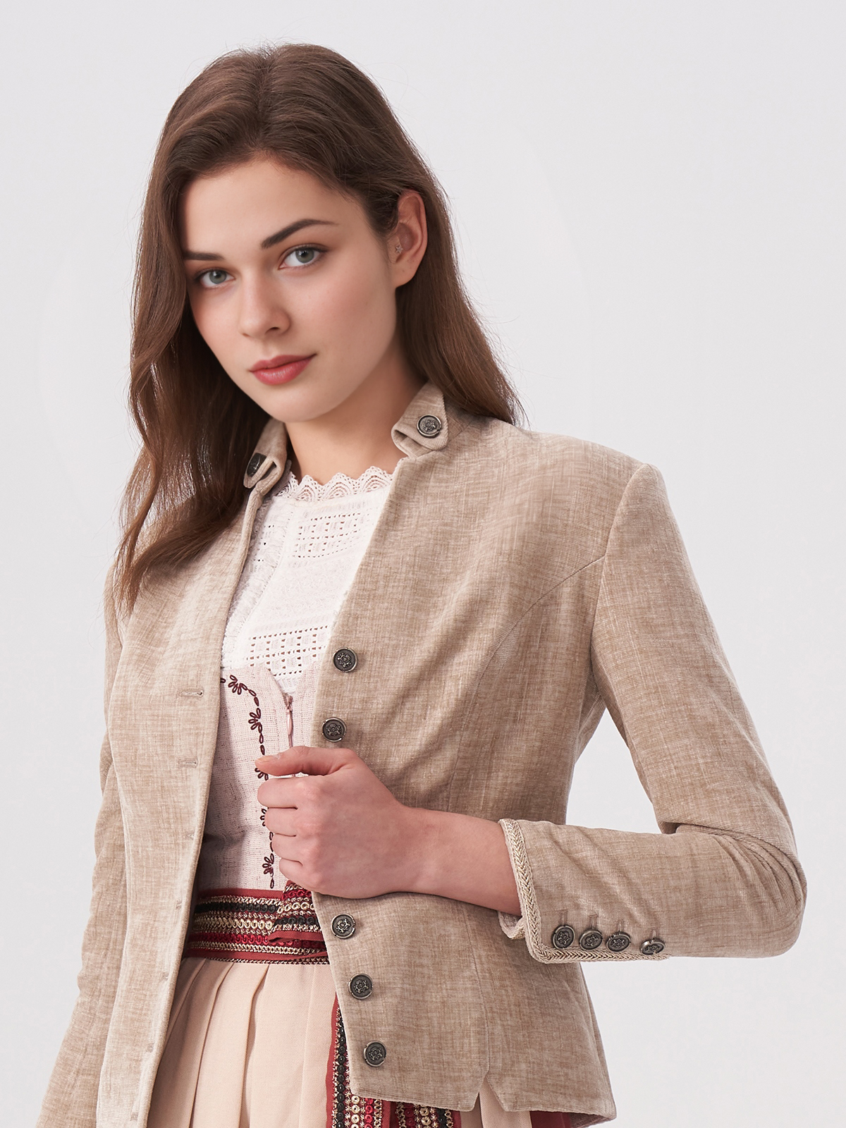 Modernes Dirndl in Beige mit eleganter Jacke