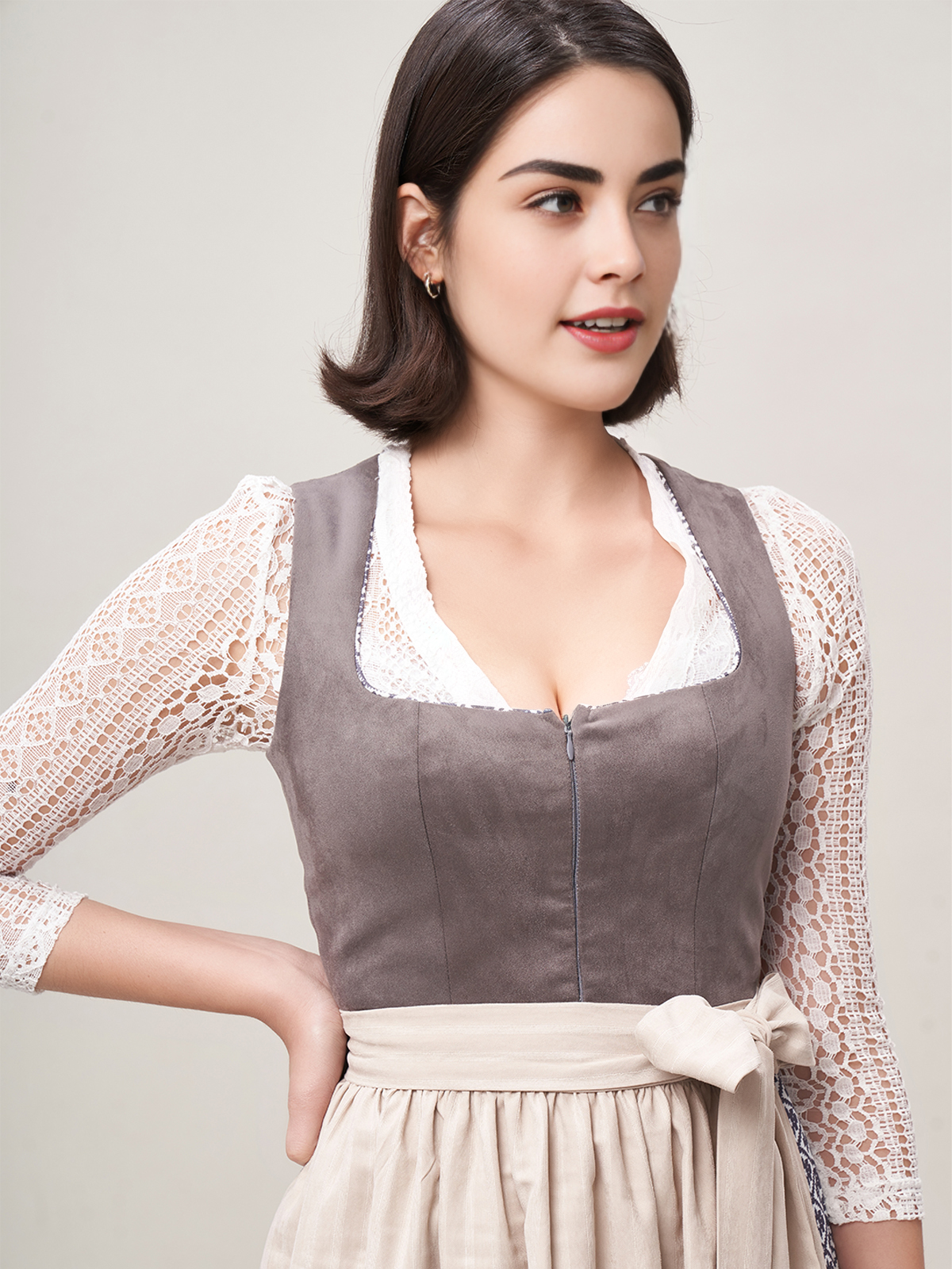 2078 Dirndl in Grau