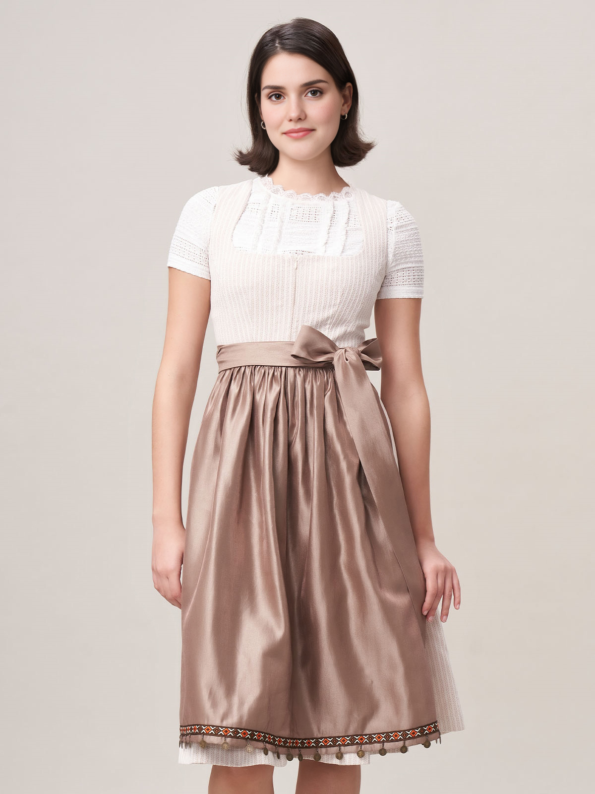 Modernes Dirndl in Beige mit schlanker Silhouette