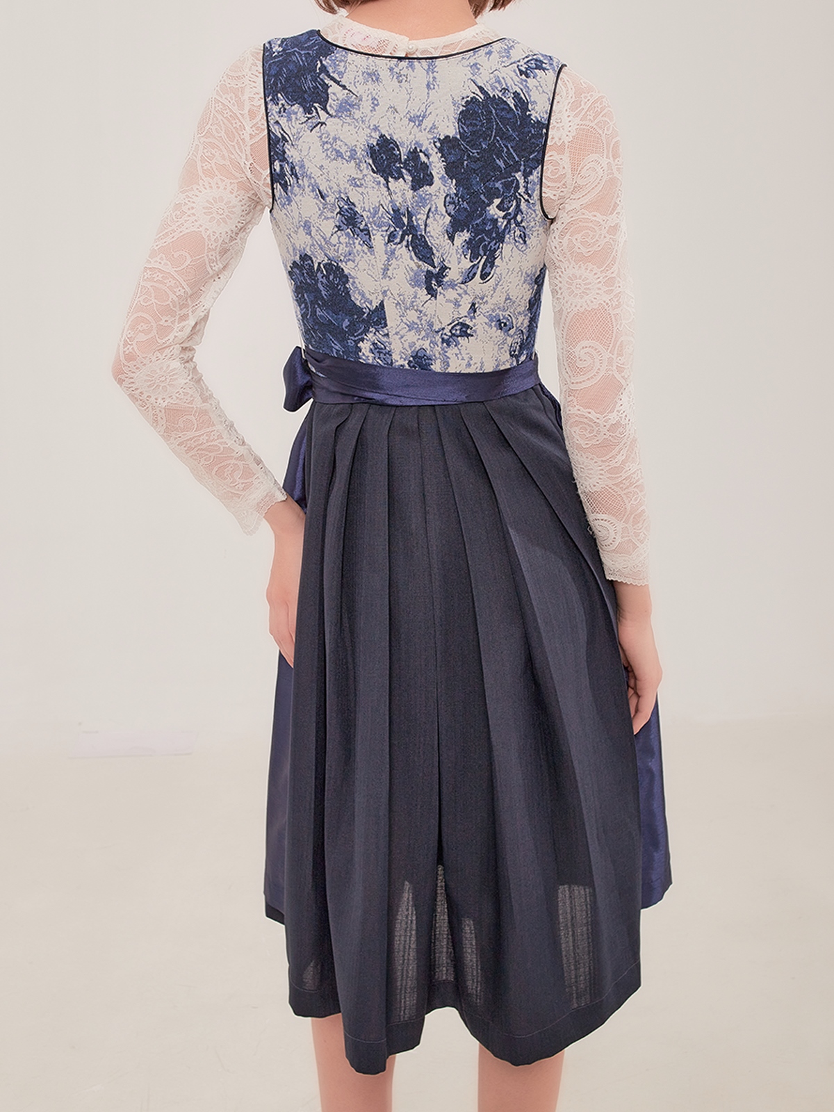 Elegantes Ja Mei Dirndl in Blau