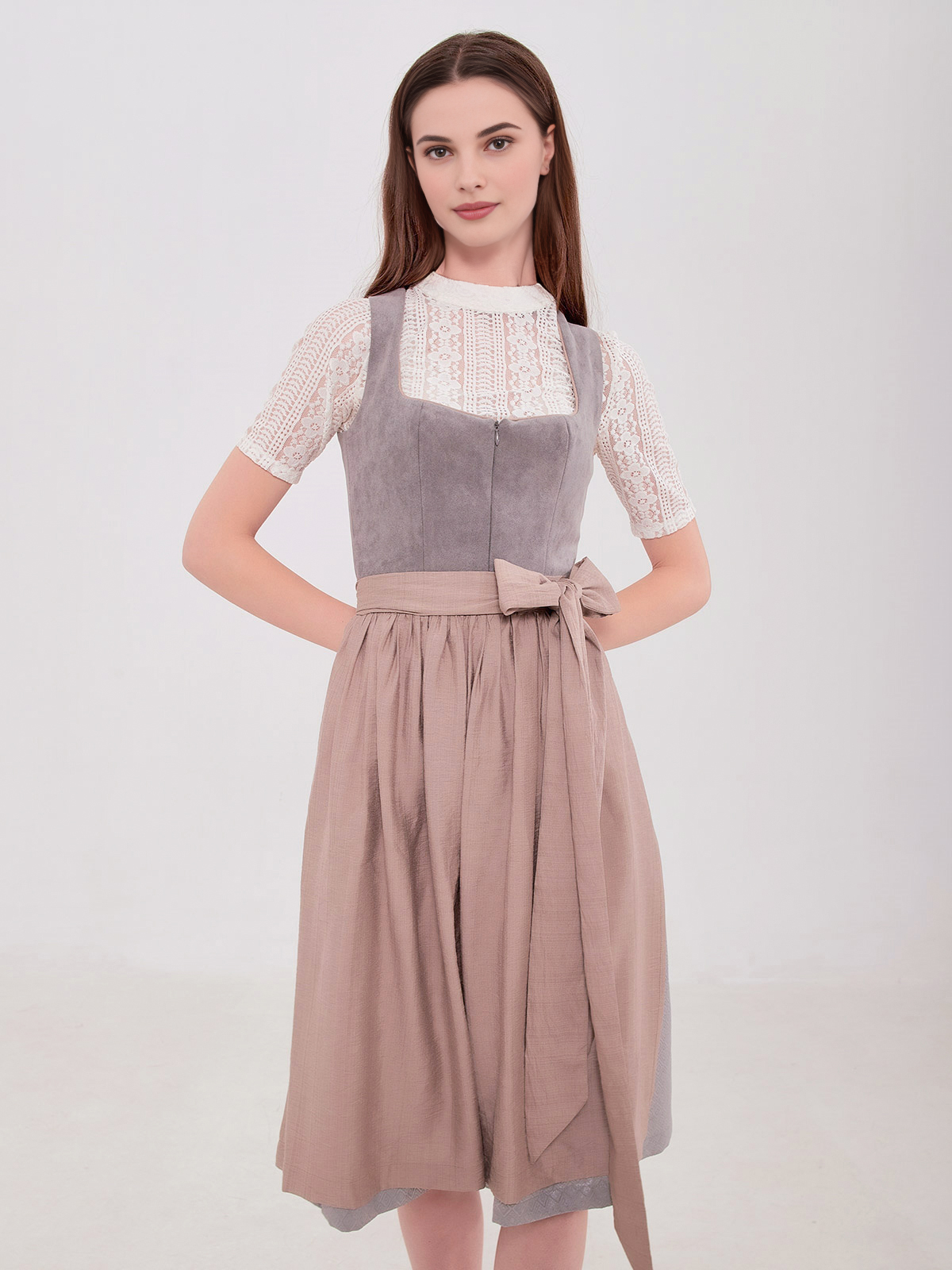 Modernes graues Dirndl mit schmaler Taille und raffinierten Details