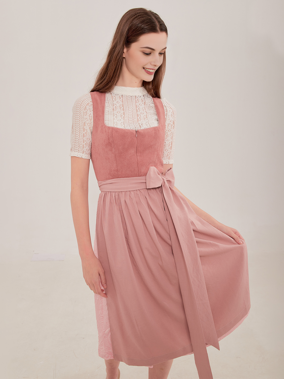 Modernes Dirndl in Rosa mit eleganter Bluse