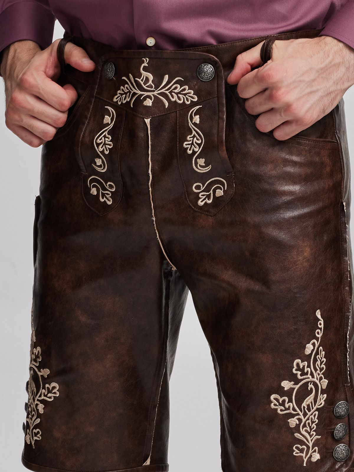 Modernes Dirndl mit Lederjacke
