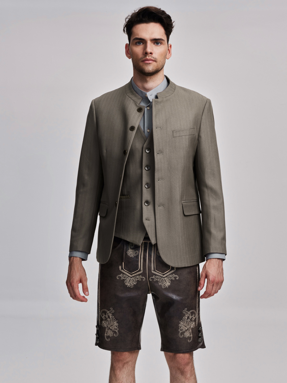 Modernes Dirndl in Braun